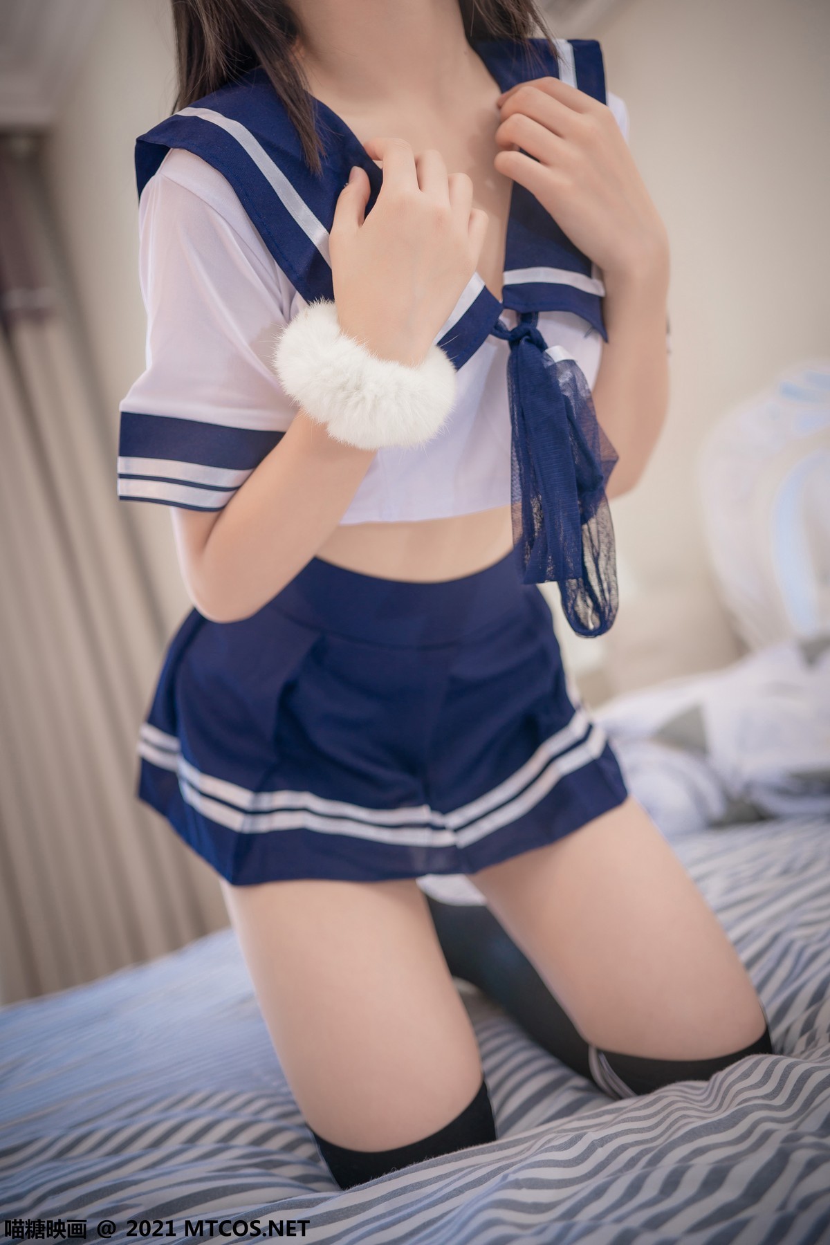 jpxgmn.cc[喵糖映画]Vol.392_靓丽学妹私房水手制服短裙下黑色腿袜秀美腿迷人诱惑写真21P
