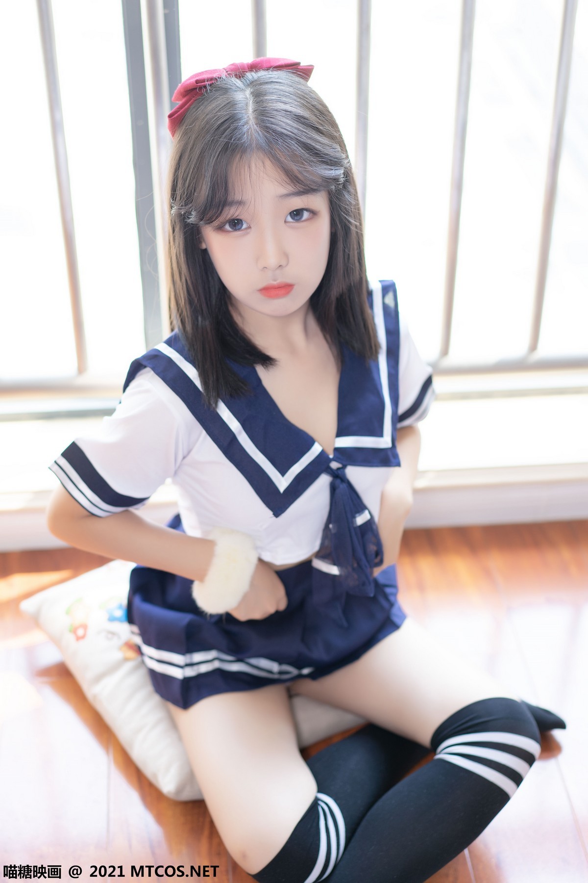 jpxgmn.cc[喵糖映画]Vol.392_靓丽学妹私房水手制服短裙下黑色腿袜秀美腿迷人诱惑写真21P