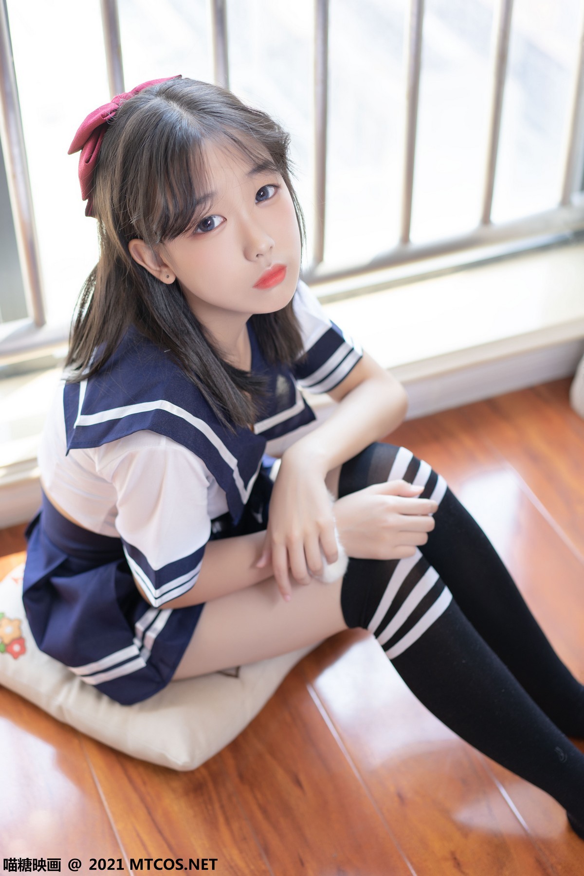 jpxgmn.cc[喵糖映画]Vol.392_靓丽学妹私房水手制服短裙下黑色腿袜秀美腿迷人诱惑写真21P