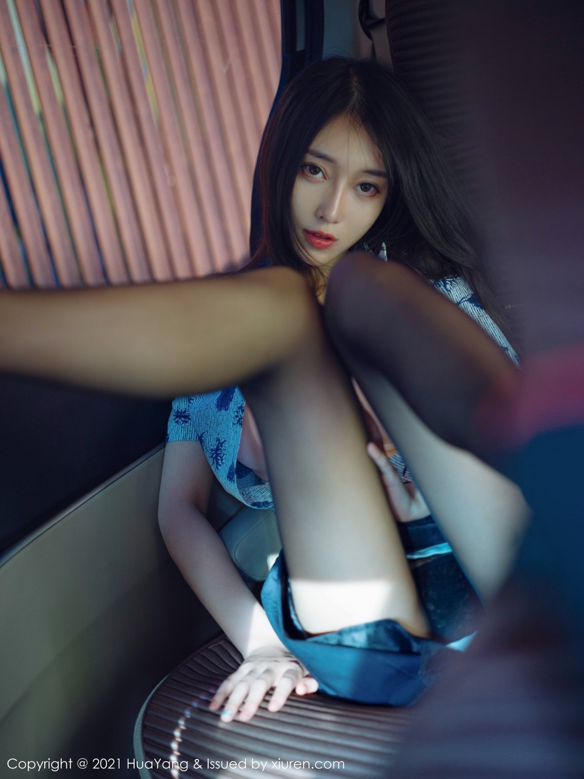 jpxgmn.cc[HuaYang花漾]Vol.394_丽质美人玥儿玥er三亚旅拍私房浴室半脱露火辣身材诱惑写真56P