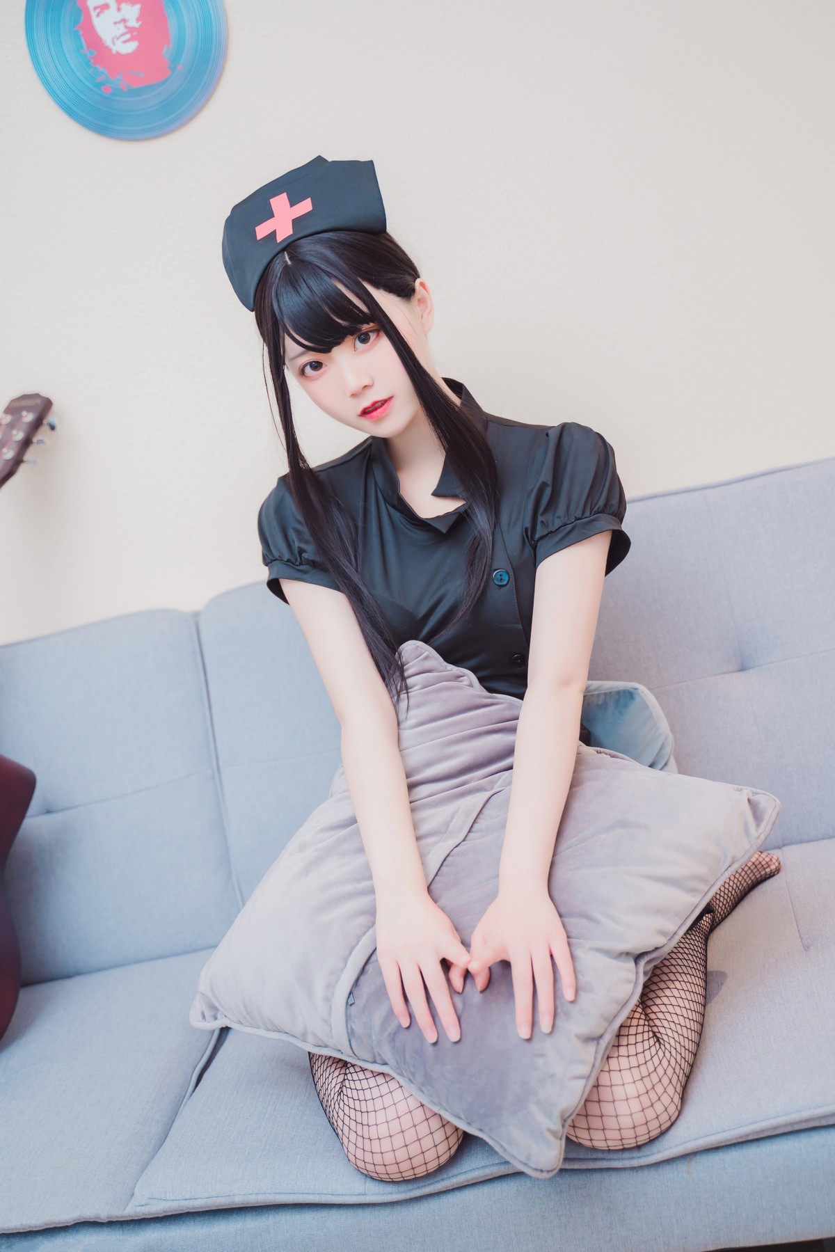 jpxgmn.cc[喵糖映画]Vol.393_黑色护士装美少女私房沙发上吊带黑丝渔网秀美腿诱惑写真28P