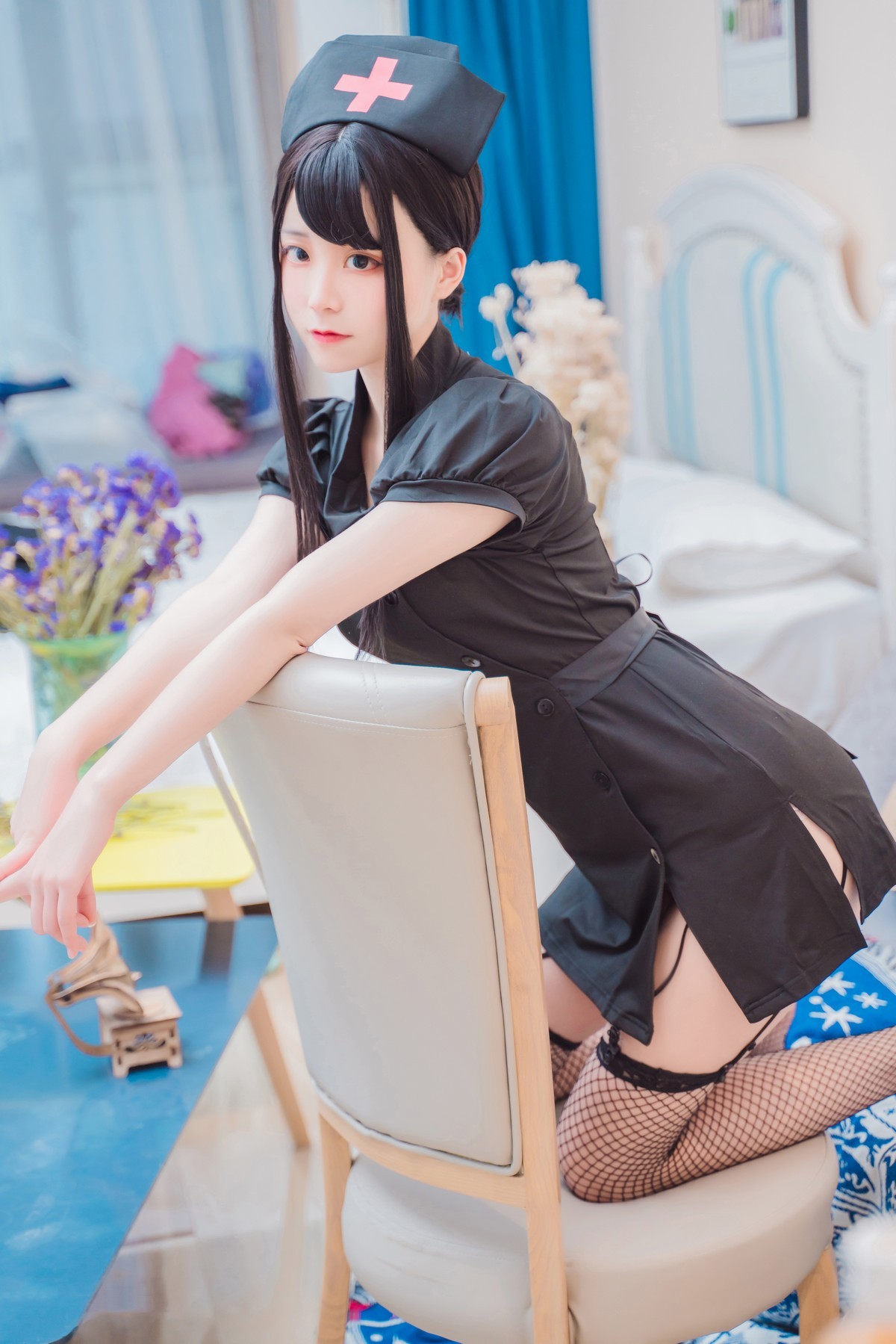 jpxgmn.cc[喵糖映画]Vol.393_黑色护士装美少女私房沙发上吊带黑丝渔网秀美腿诱惑写真28P
