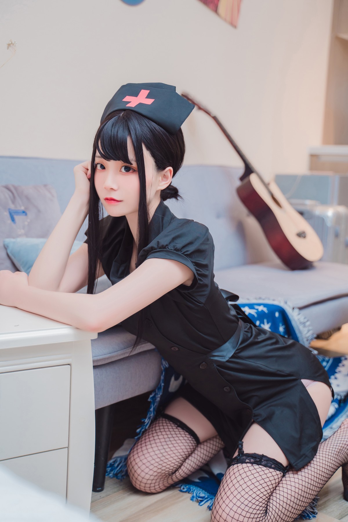 jpxgmn.cc[喵糖映画]Vol.393_黑色护士装美少女私房沙发上吊带黑丝渔网秀美腿诱惑写真28P