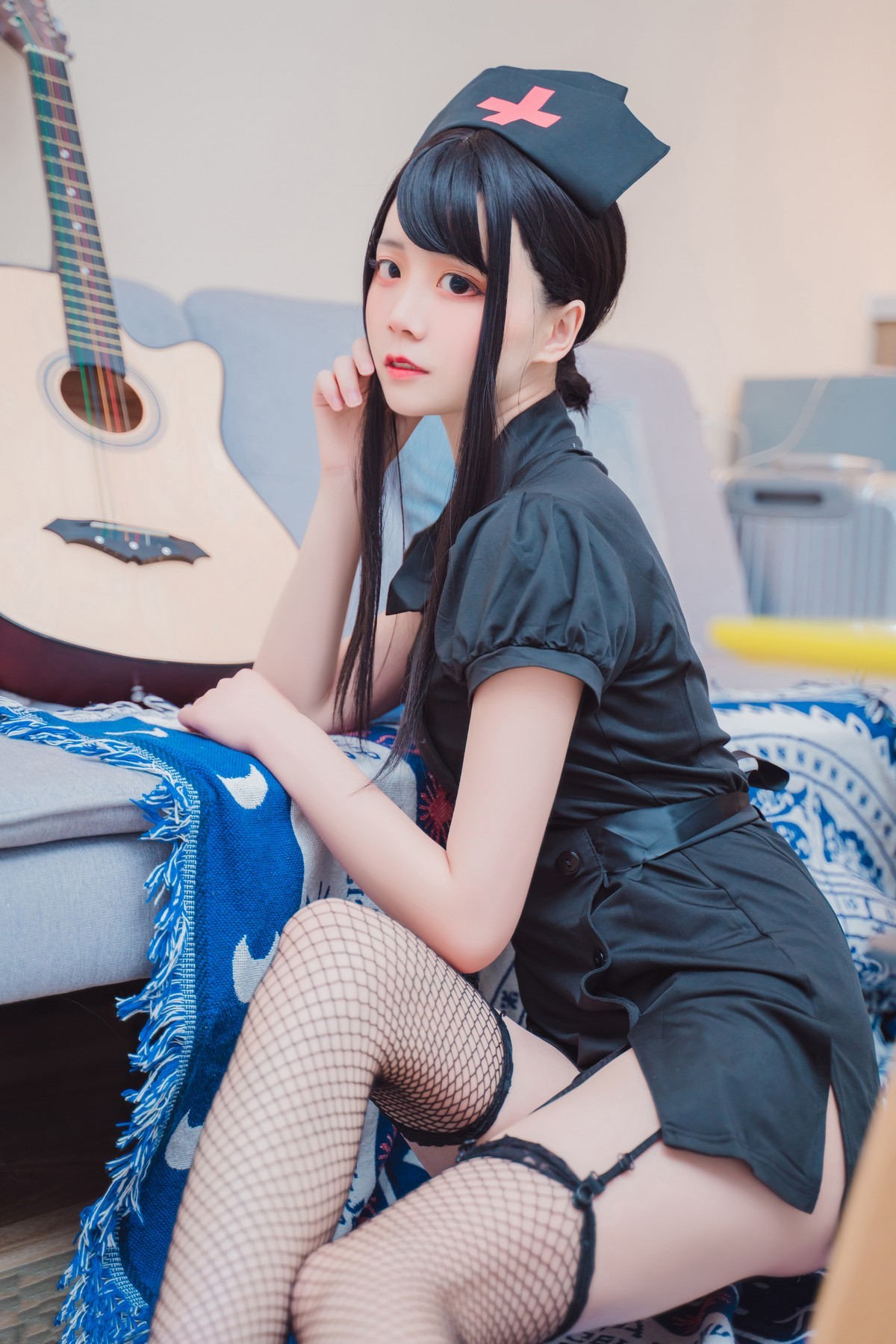 jpxgmn.cc[喵糖映画]Vol.393_黑色护士装美少女私房沙发上吊带黑丝渔网秀美腿诱惑写真28P