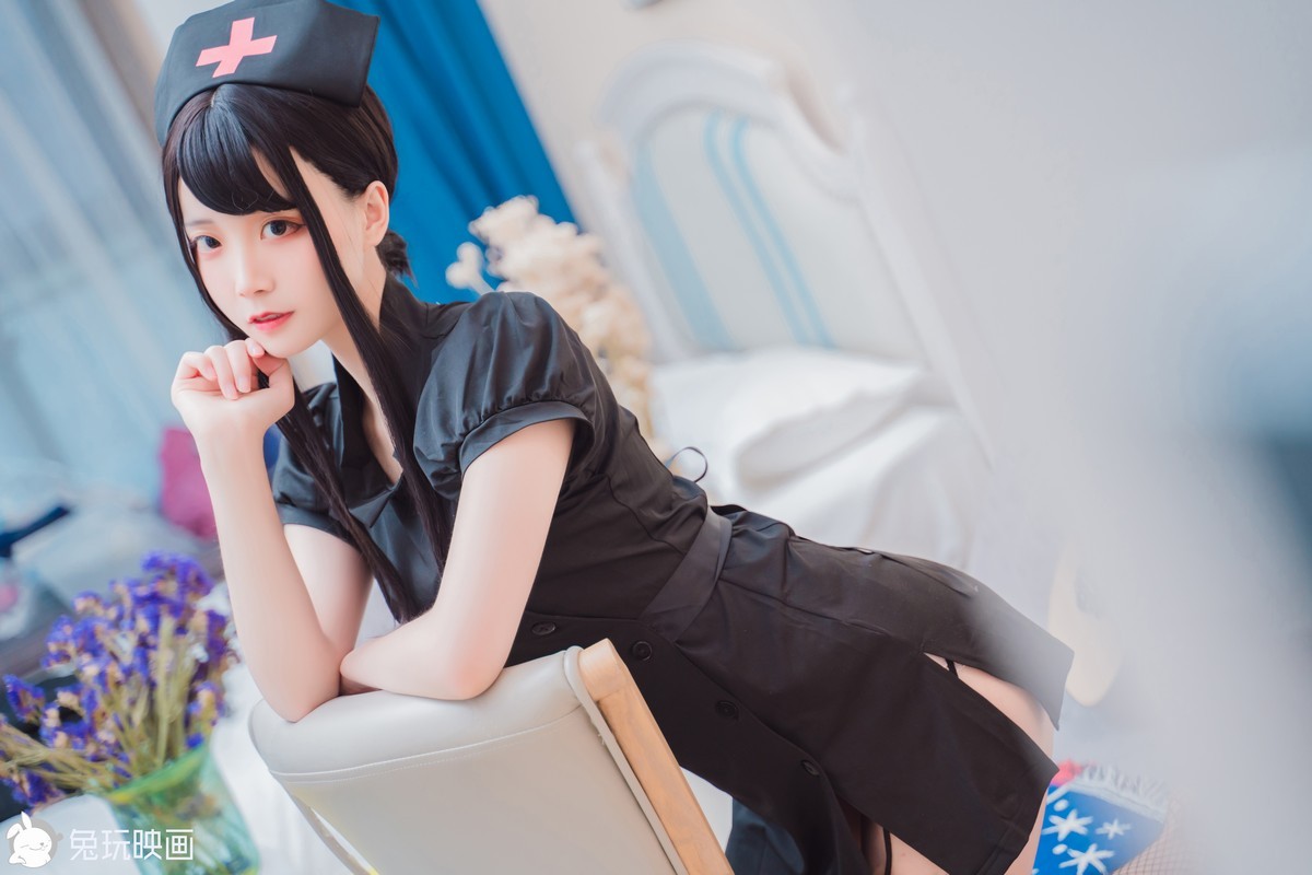 jpxgmn.cc[喵糖映画]Vol.393_黑色护士装美少女私房沙发上吊带黑丝渔网秀美腿诱惑写真28P
