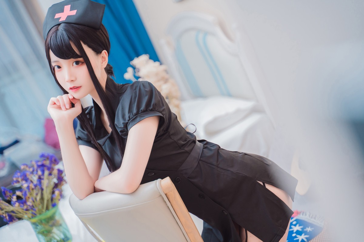 jpxgmn.cc[喵糖映画]Vol.393_黑色护士装美少女私房沙发上吊带黑丝渔网秀美腿诱惑写真28P