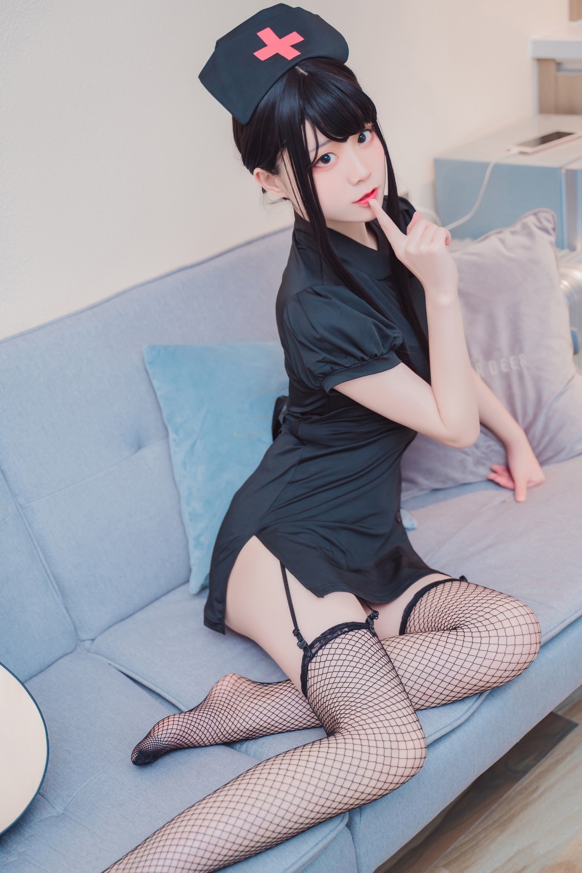 jpxgmn.cc[喵糖映画]Vol.393_黑色护士装美少女私房沙发上吊带黑丝渔网秀美腿诱惑写真28P