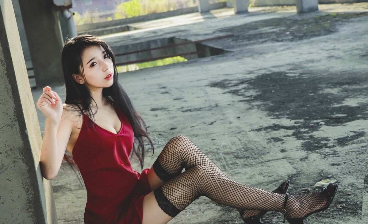 jpxgmn.cc[喵糖映画]Vol.394_红色吊带裙美少女户外黑丝渔网配凉高跟秀美腿性感写真36P