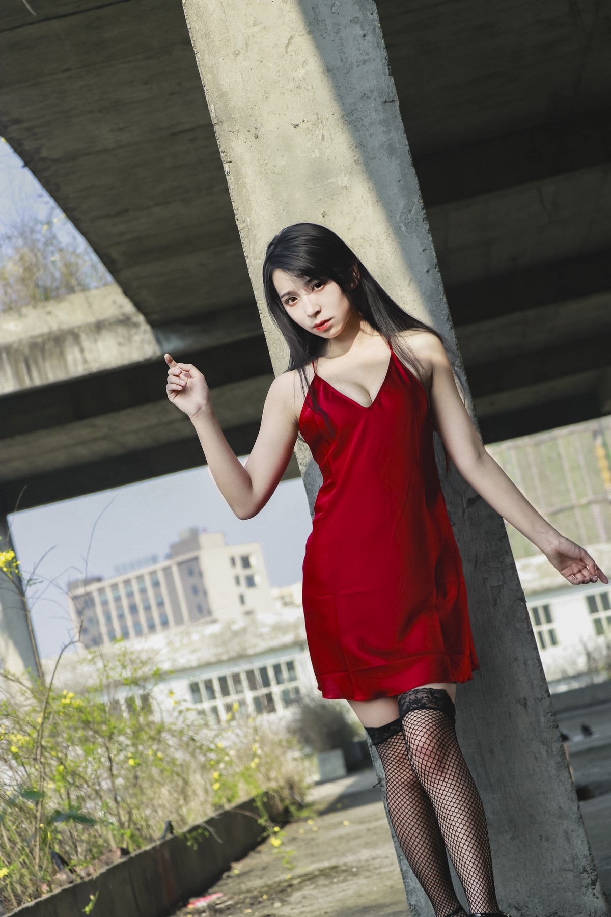jpxgmn.cc[喵糖映画]Vol.394_红色吊带裙美少女户外黑丝渔网配凉高跟秀美腿性感写真36P