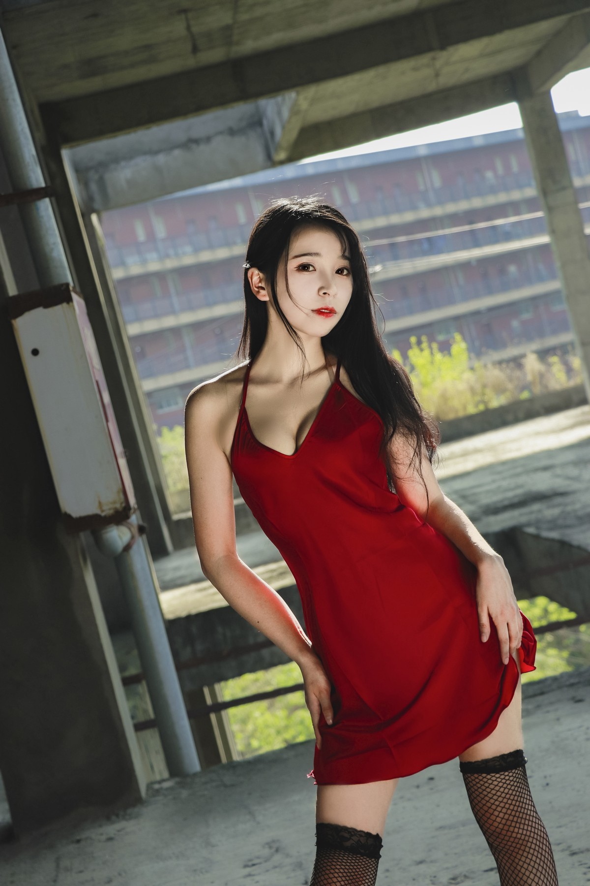 jpxgmn.cc[喵糖映画]Vol.394_红色吊带裙美少女户外黑丝渔网配凉高跟秀美腿性感写真36P