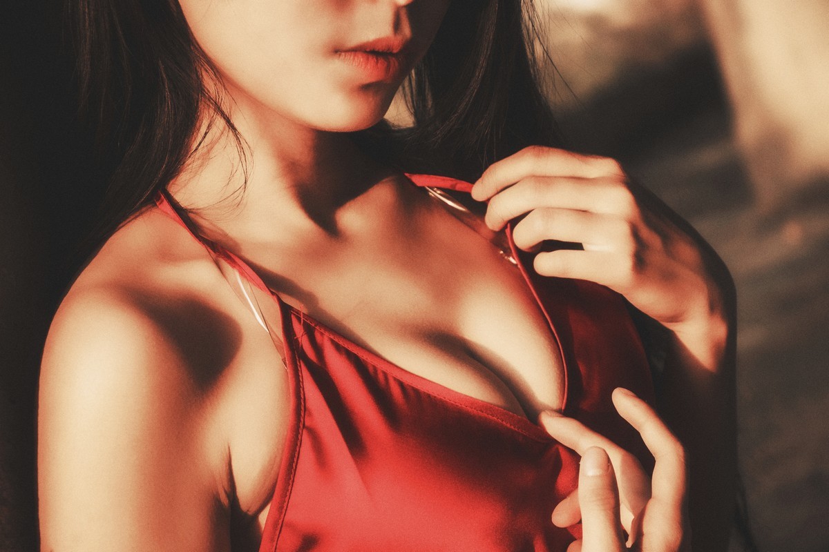jpxgmn.cc[喵糖映画]Vol.394_红色吊带裙美少女户外黑丝渔网配凉高跟秀美腿性感写真36P