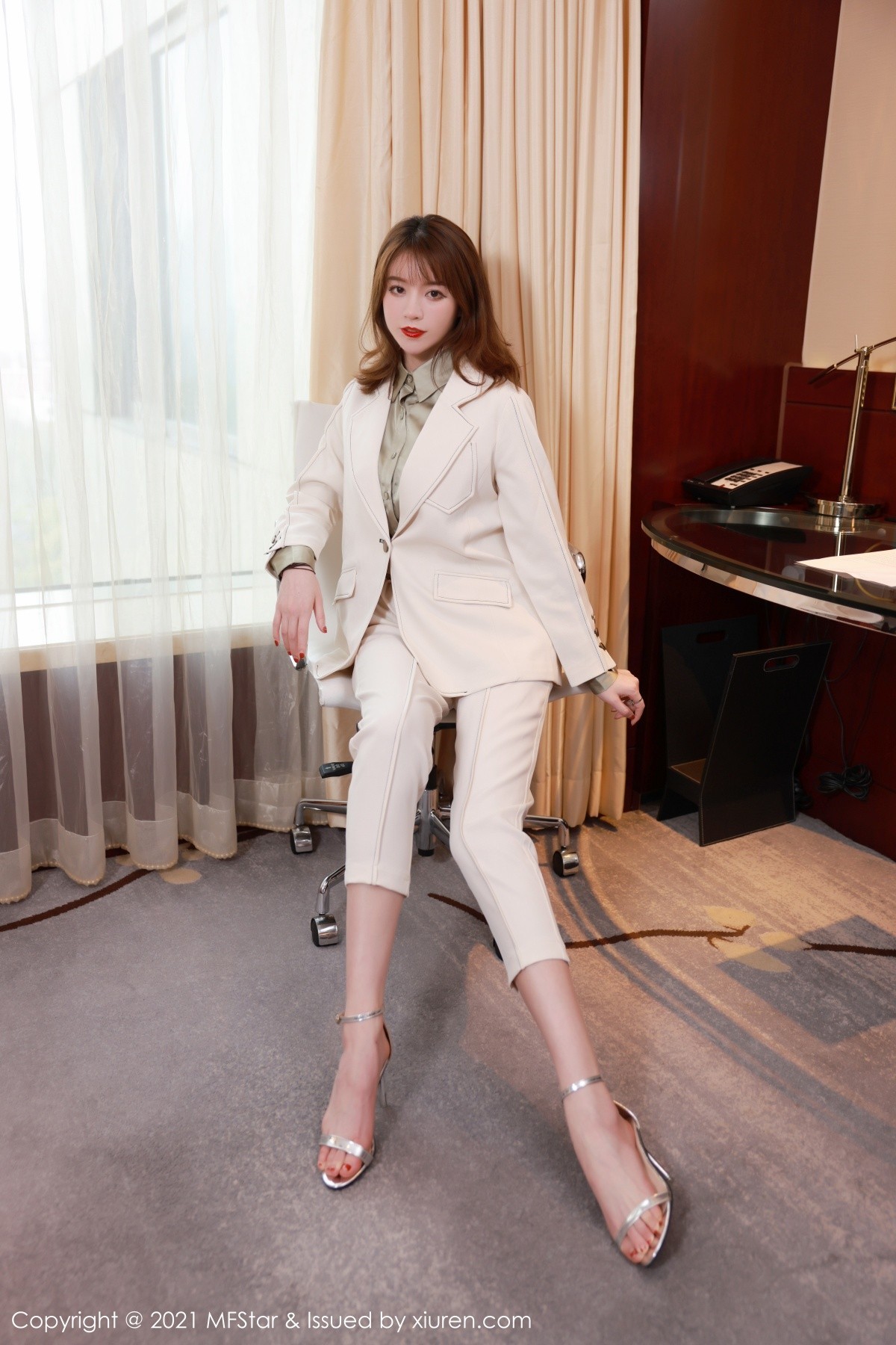 jpxgmn.cc[MFStar模范学院]Vol.485_嫩模yoo优优脱职场西装露豹纹内衣秀白嫩翘臀诱惑写真45P