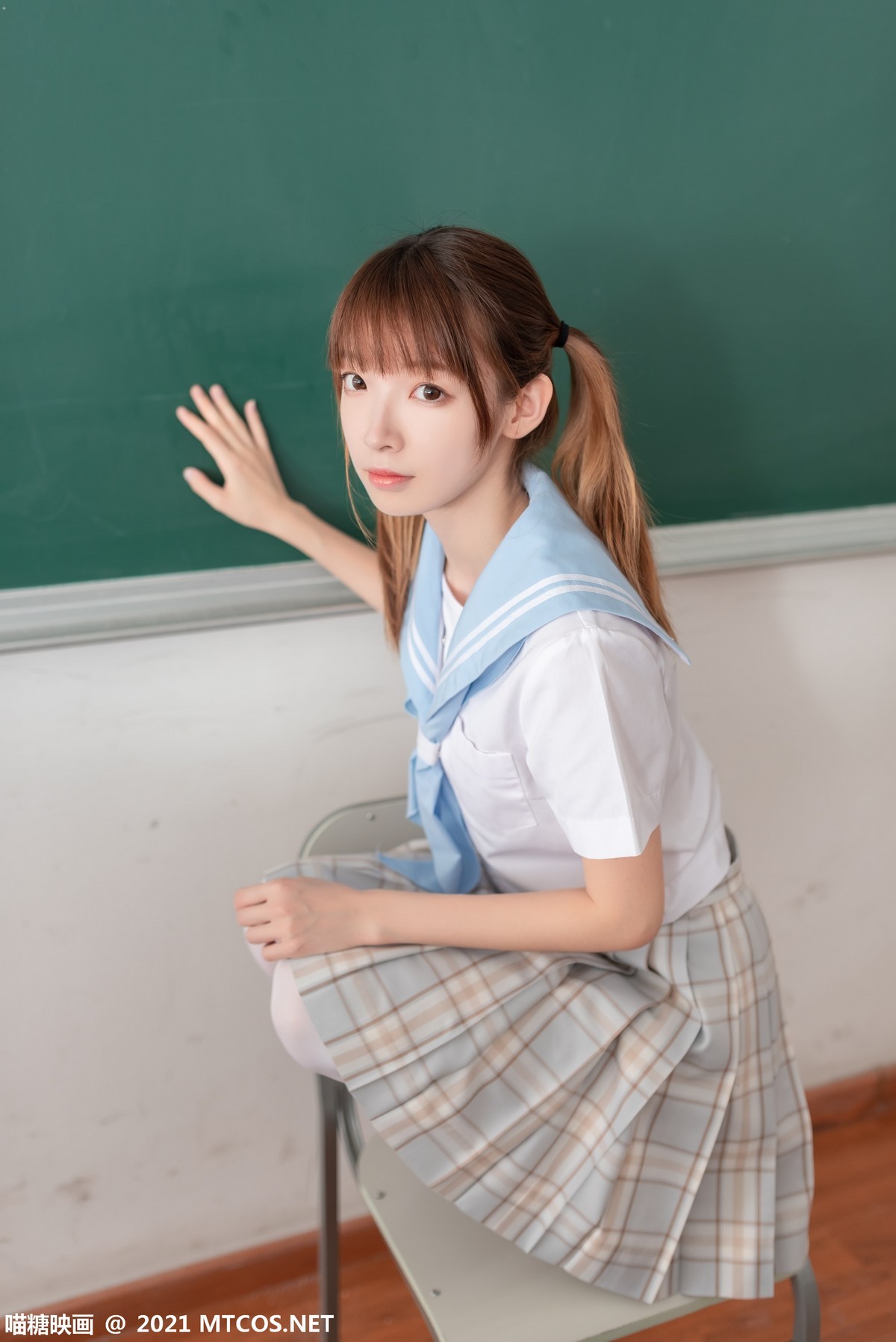 jpxgmn.cc[喵糖映画]Vol.395_清纯值日学妹教室里性感格子裙配白丝腿袜秀美腿迷人写真36P