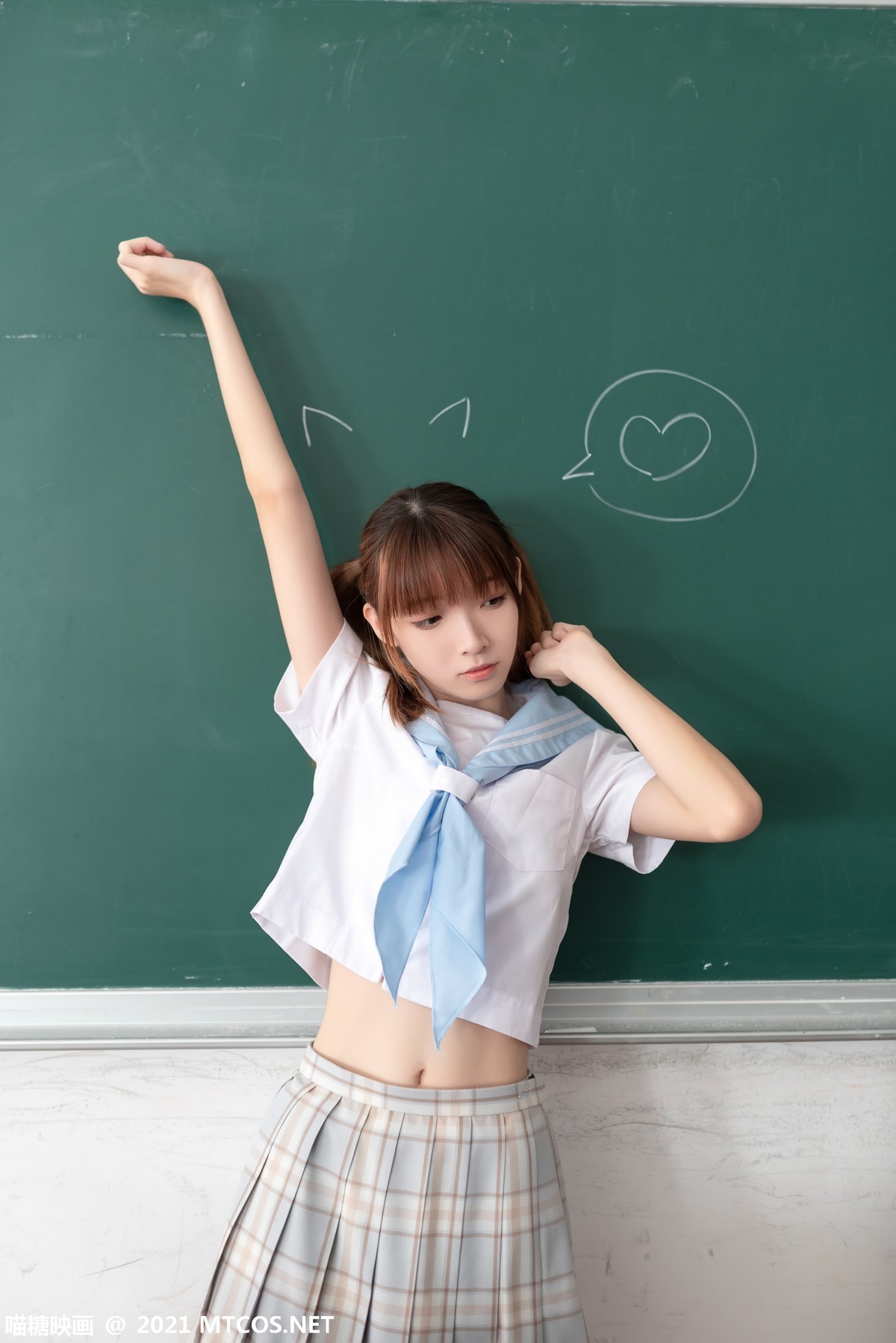 jpxgmn.cc[喵糖映画]Vol.395_清纯值日学妹教室里性感格子裙配白丝腿袜秀美腿迷人写真36P