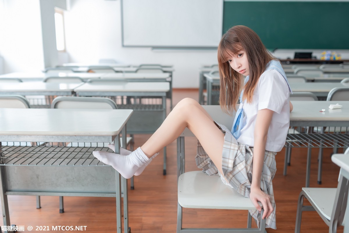 jpxgmn.cc[喵糖映画]Vol.395_清纯值日学妹教室里性感格子裙配白丝腿袜秀美腿迷人写真36P