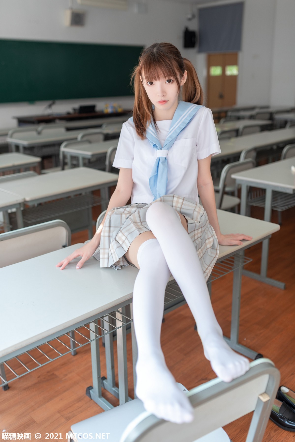jpxgmn.cc[喵糖映画]Vol.395_清纯值日学妹教室里性感格子裙配白丝腿袜秀美腿迷人写真36P