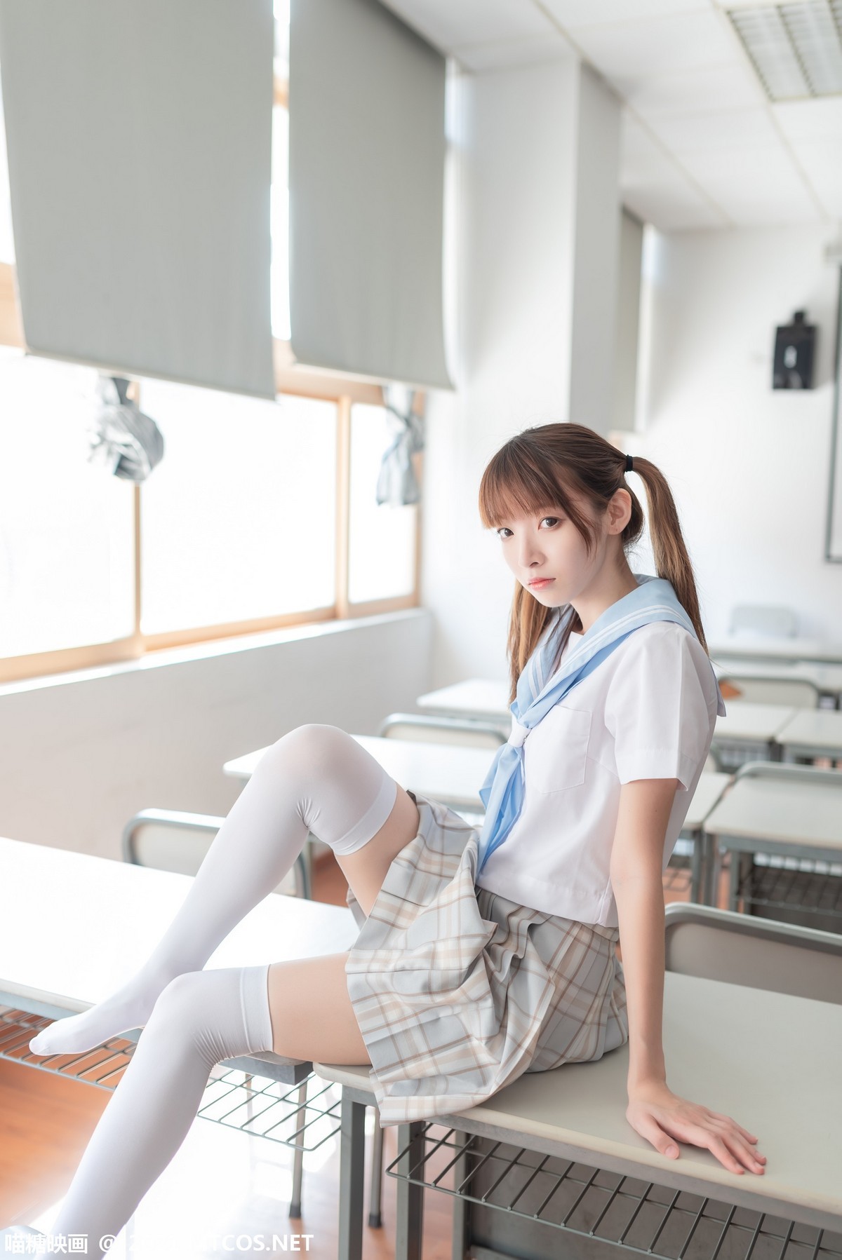 jpxgmn.cc[喵糖映画]Vol.395_清纯值日学妹教室里性感格子裙配白丝腿袜秀美腿迷人写真36P