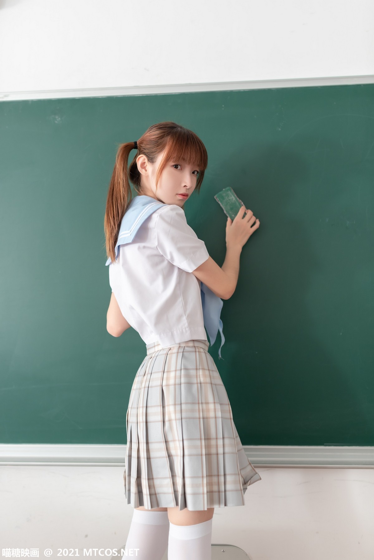 jpxgmn.cc[喵糖映画]Vol.395_清纯值日学妹教室里性感格子裙配白丝腿袜秀美腿迷人写真36P