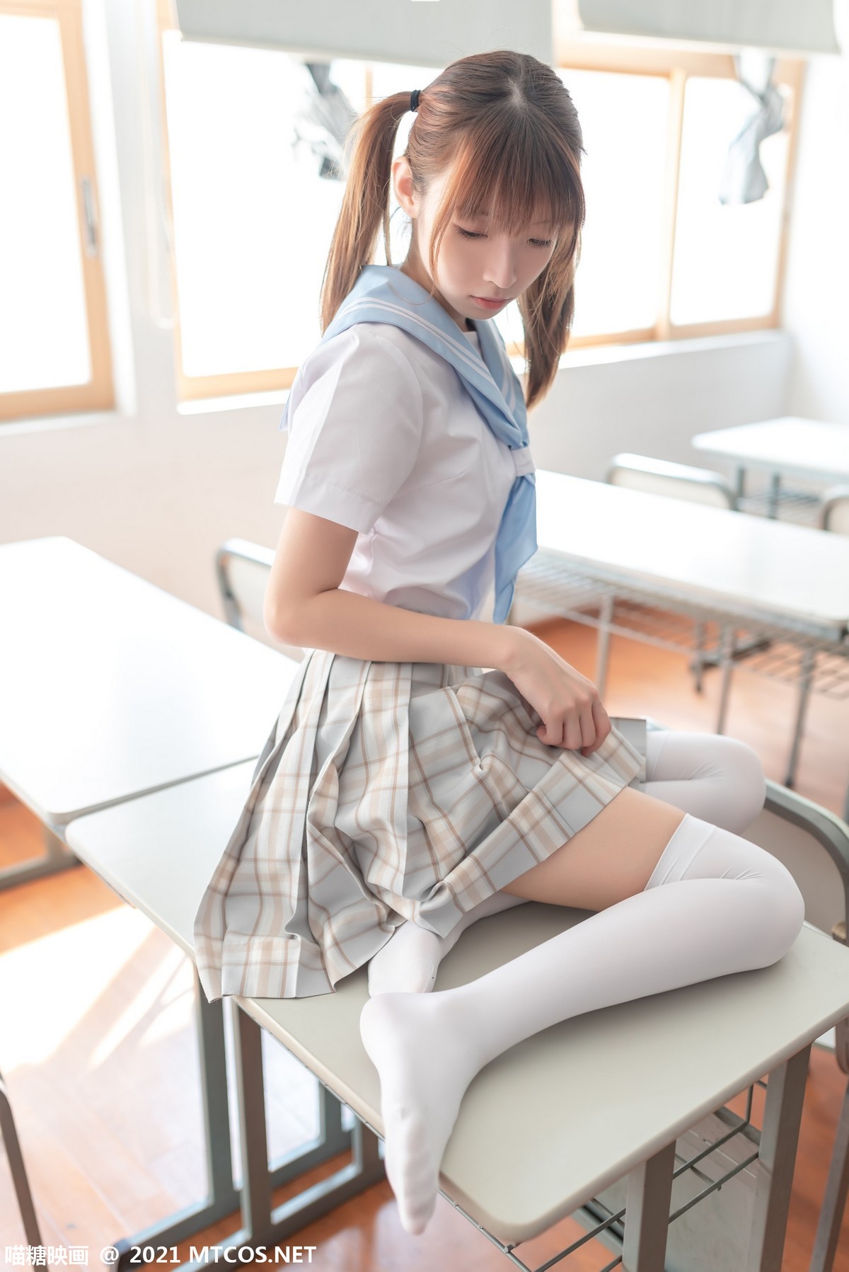 jpxgmn.cc[喵糖映画]Vol.395_清纯值日学妹教室里性感格子裙配白丝腿袜秀美腿迷人写真36P