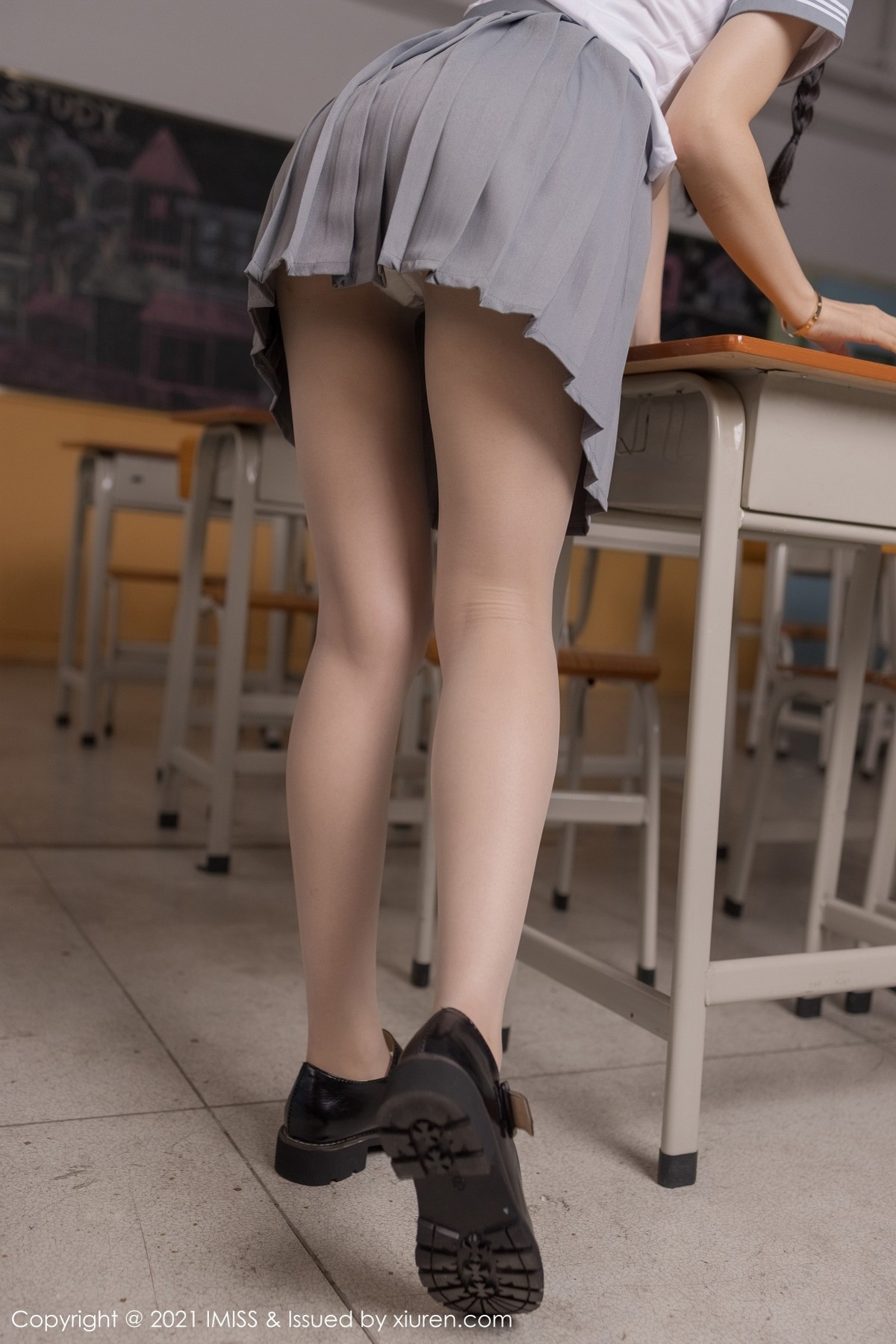 jpxgmn.cc[IMISS爱蜜社]Vol.583_女神Angela00校服制服主题教室里半脱露粉色内衣迷人诱惑写真49P