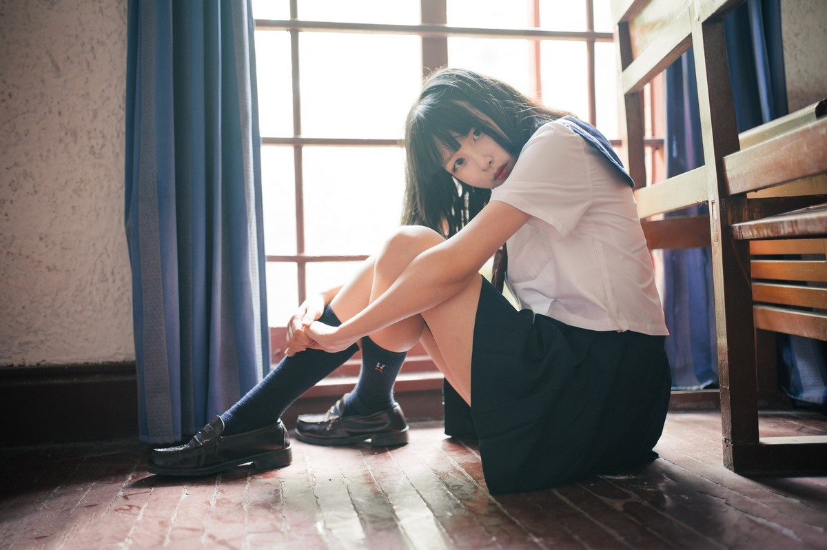 jpxgmn.cc[喵糖映画]Vol.397_清纯学妹教室里性感百褶裙下黑色腿袜秀白嫩美腿迷人写真22P