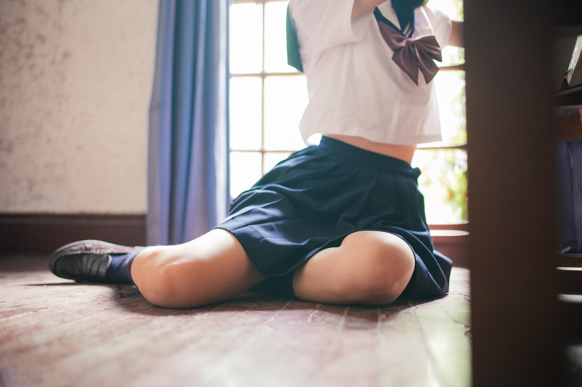 jpxgmn.cc[喵糖映画]Vol.397_清纯学妹教室里性感百褶裙下黑色腿袜秀白嫩美腿迷人写真22P