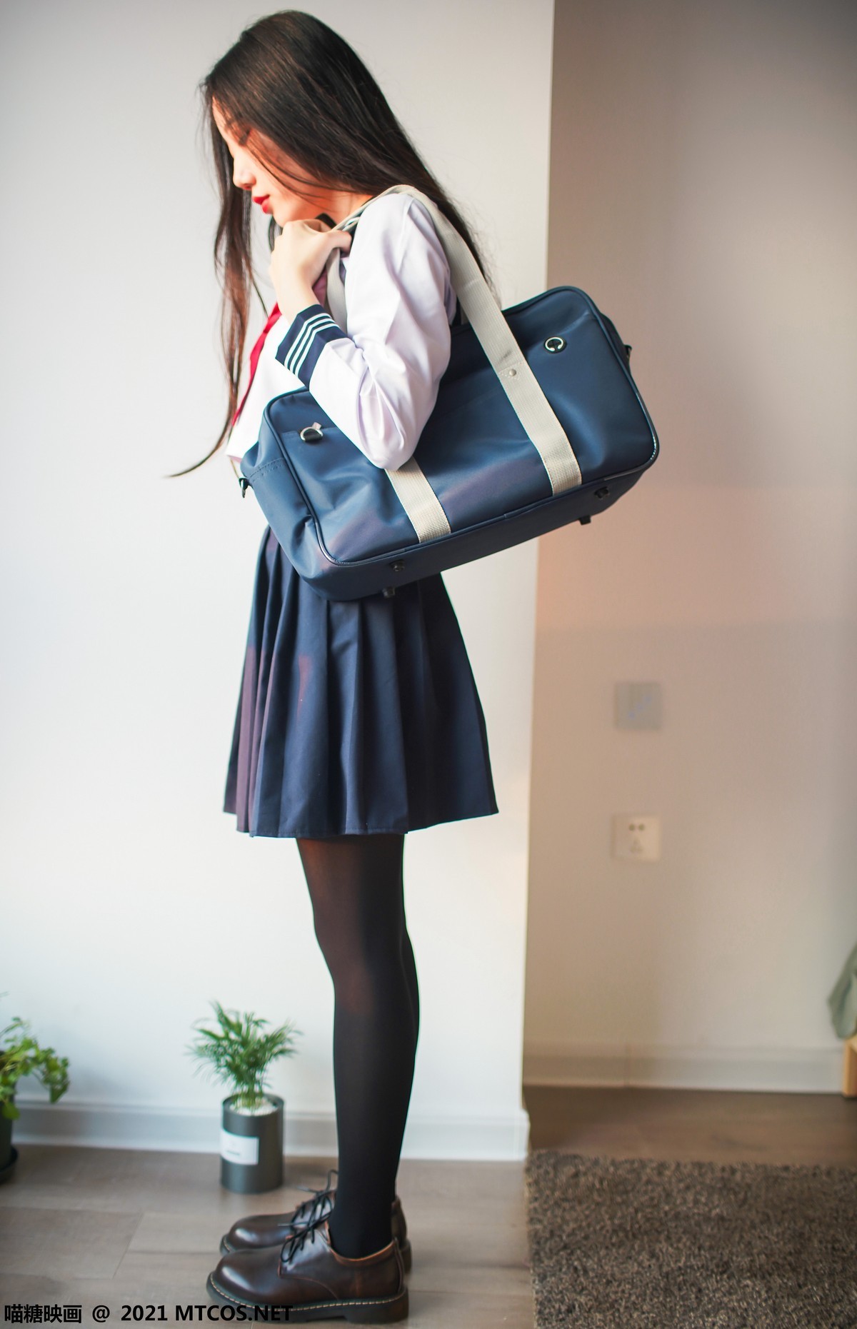 jpxgmn.cc[喵糖映画]Vol.398_邻家少女居家私房性感JK制服短裙下黑丝裤袜秀美腿诱惑写真21P