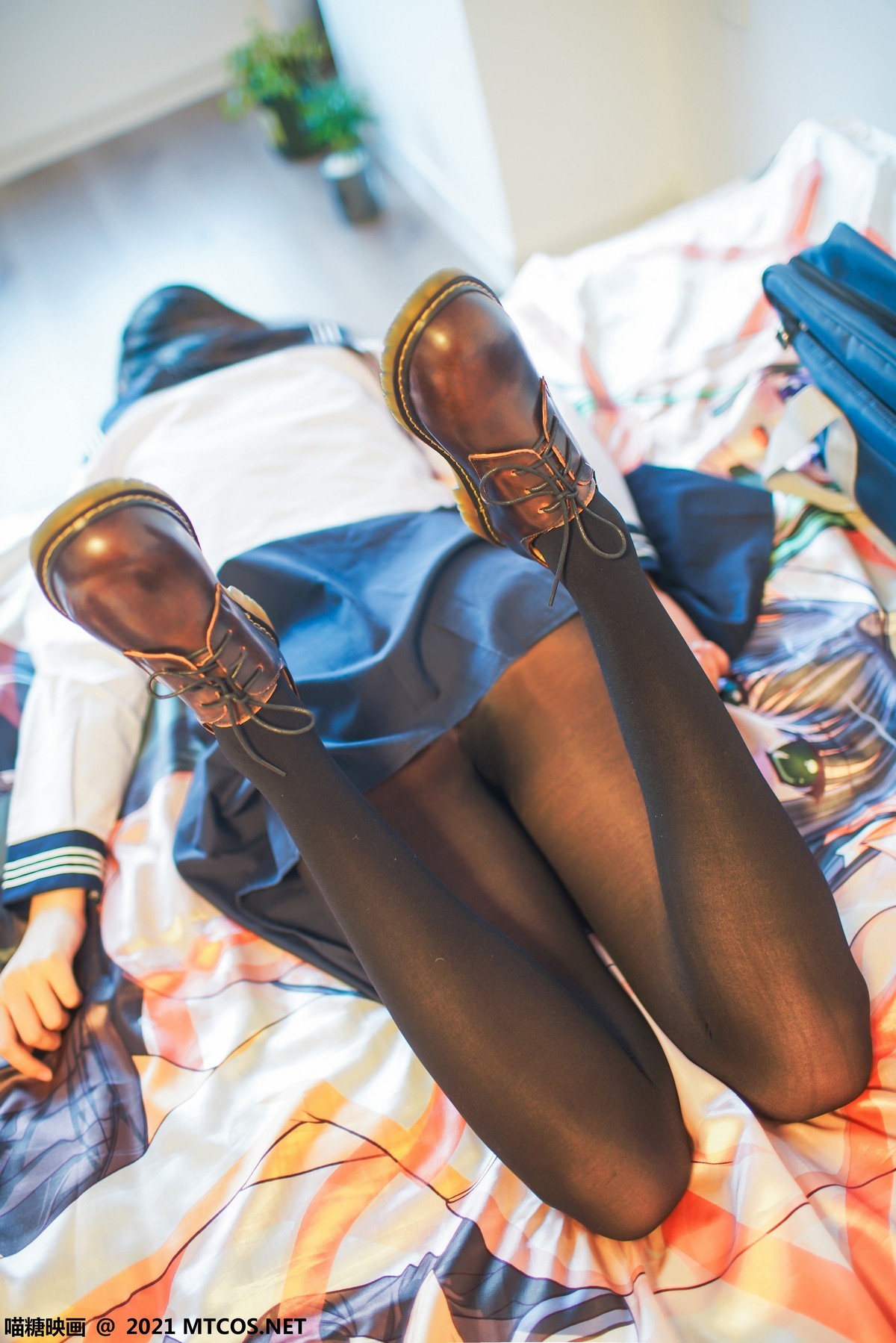 jpxgmn.cc[喵糖映画]Vol.398_邻家少女居家私房性感JK制服短裙下黑丝裤袜秀美腿诱惑写真21P