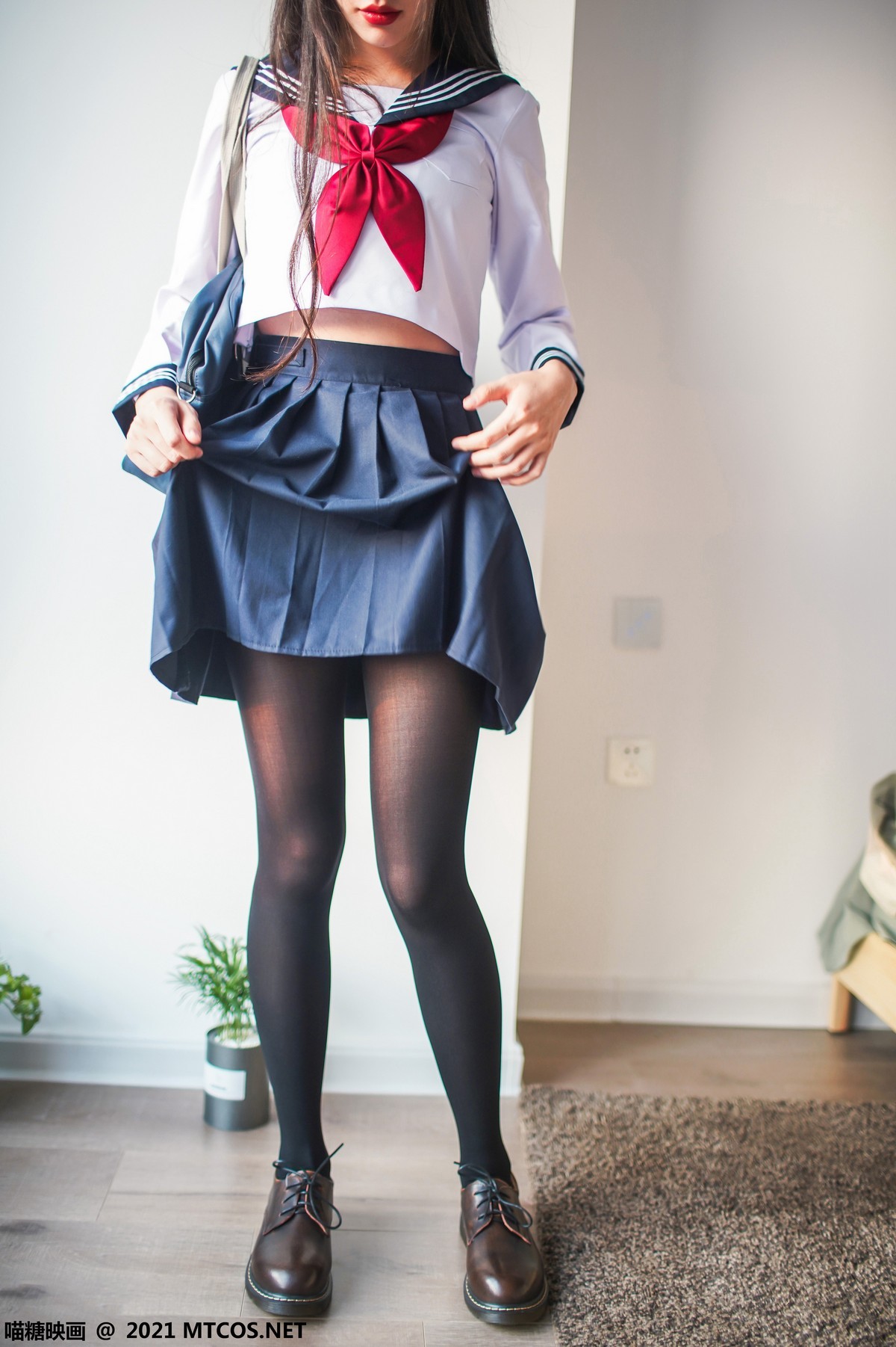 jpxgmn.cc[喵糖映画]Vol.398_邻家少女居家私房性感JK制服短裙下黑丝裤袜秀美腿诱惑写真21P