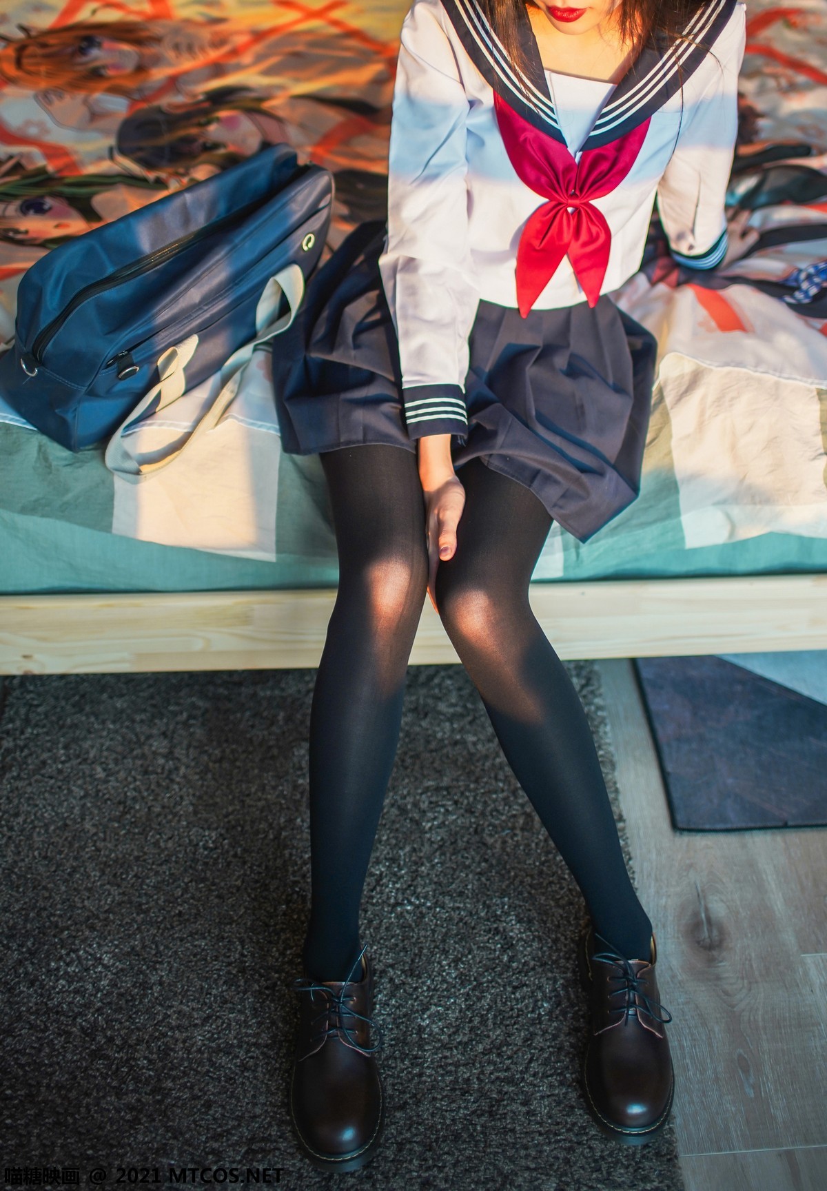jpxgmn.cc[喵糖映画]Vol.398_邻家少女居家私房性感JK制服短裙下黑丝裤袜秀美腿诱惑写真21P