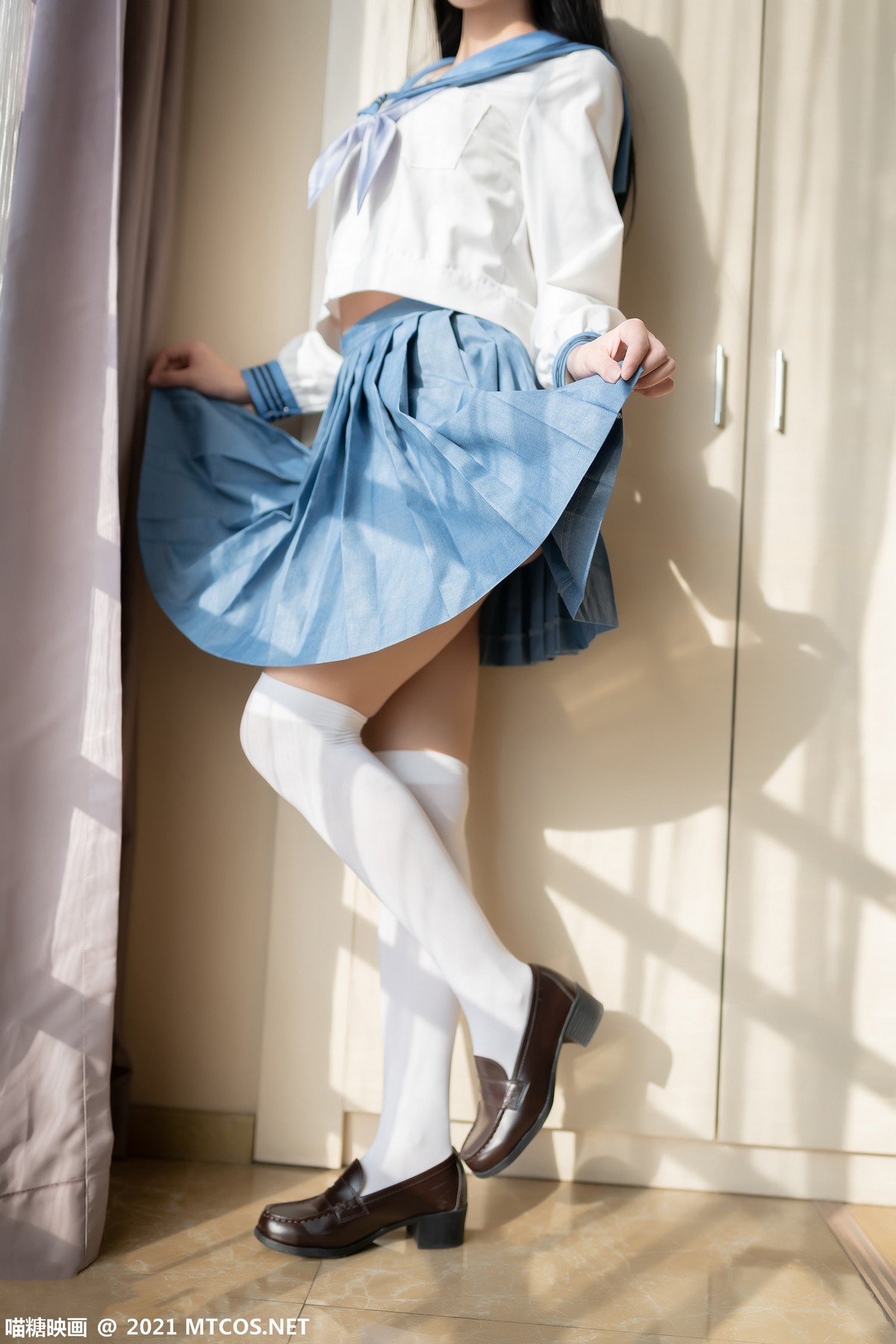 jpxgmn.cc[喵糖映画]Vol.399_JK制服少女清晨阳光主题性感百褶裙下白色腿袜秀美腿诱惑写真29P
