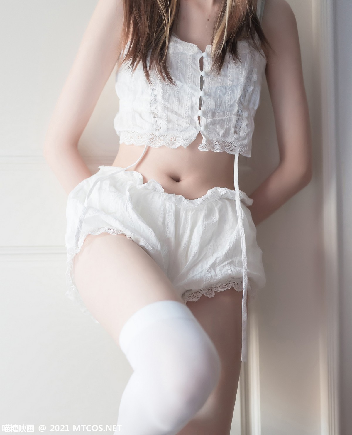 jpxgmn.cc[喵糖映画]Vol.400_不露脸美少女私房性感白色睡衣配白丝袜秀白嫩美腿诱惑写真39P