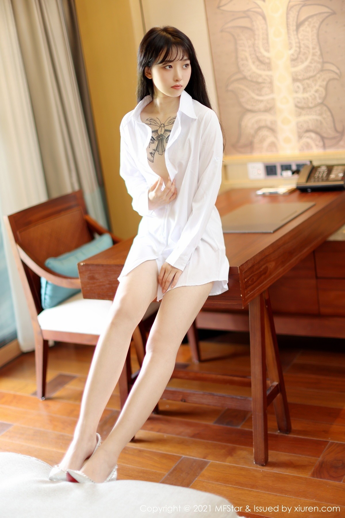 jpxgmn.cc[MFStar模范学院]Vol.488_嫩模奶瓶子丽江旅拍私房性感真空白衬衣半脱迷人诱惑写真40P