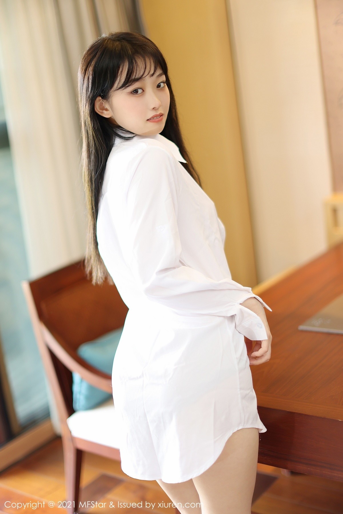 jpxgmn.cc[MFStar模范学院]Vol.488_嫩模奶瓶子丽江旅拍私房性感真空白衬衣半脱迷人诱惑写真40P