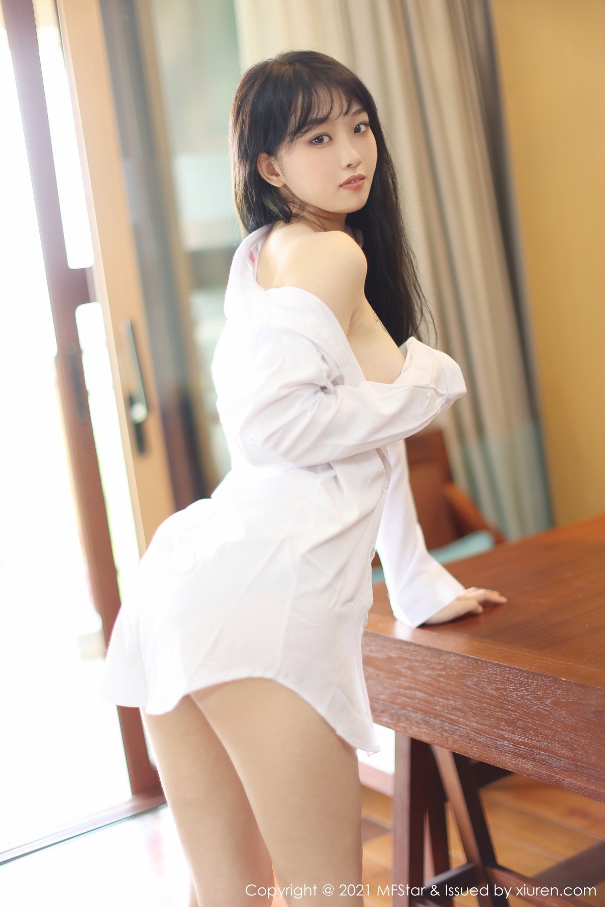 jpxgmn.cc[MFStar模范学院]Vol.488_嫩模奶瓶子丽江旅拍私房性感真空白衬衣半脱迷人诱惑写真40P