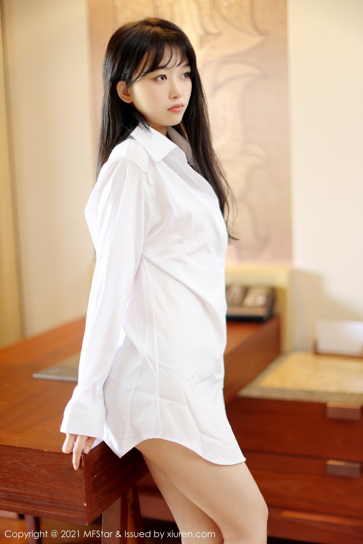 jpxgmn.cc[MFStar模范学院]Vol.488_嫩模奶瓶子丽江旅拍私房性感真空白衬衣半脱迷人诱惑写真40P
