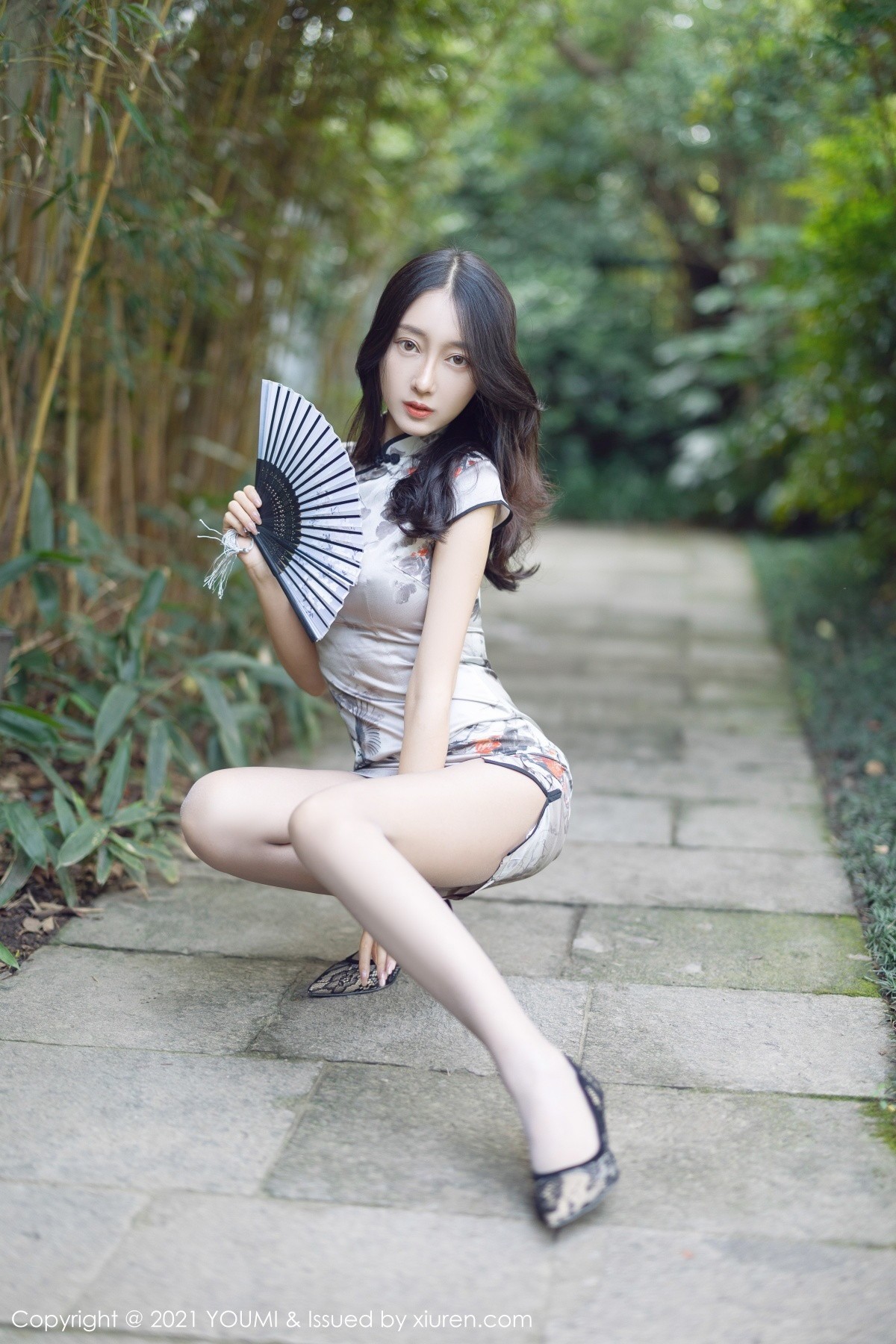 jpxgmn.cc[YouMi尤蜜荟]Vol.635_丽质美人玥儿玥er杭州旅拍户外古韵旗袍配肉丝裤袜诱惑写真49P