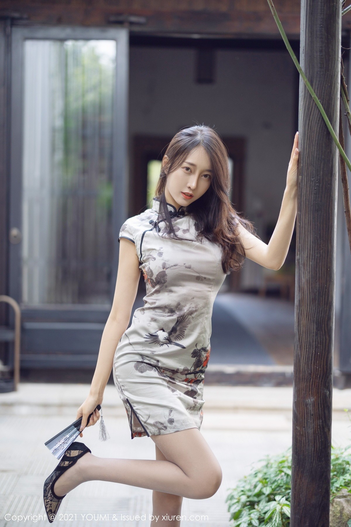 jpxgmn.cc[YouMi尤蜜荟]Vol.635_丽质美人玥儿玥er杭州旅拍户外古韵旗袍配肉丝裤袜诱惑写真49P