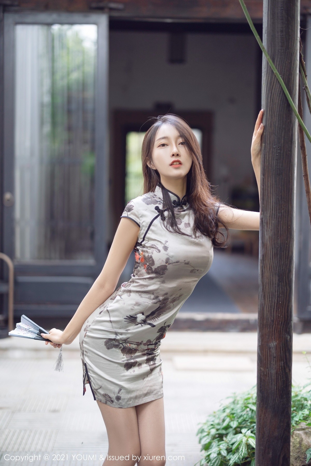 jpxgmn.cc[YouMi尤蜜荟]Vol.635_丽质美人玥儿玥er杭州旅拍户外古韵旗袍配肉丝裤袜诱惑写真49P