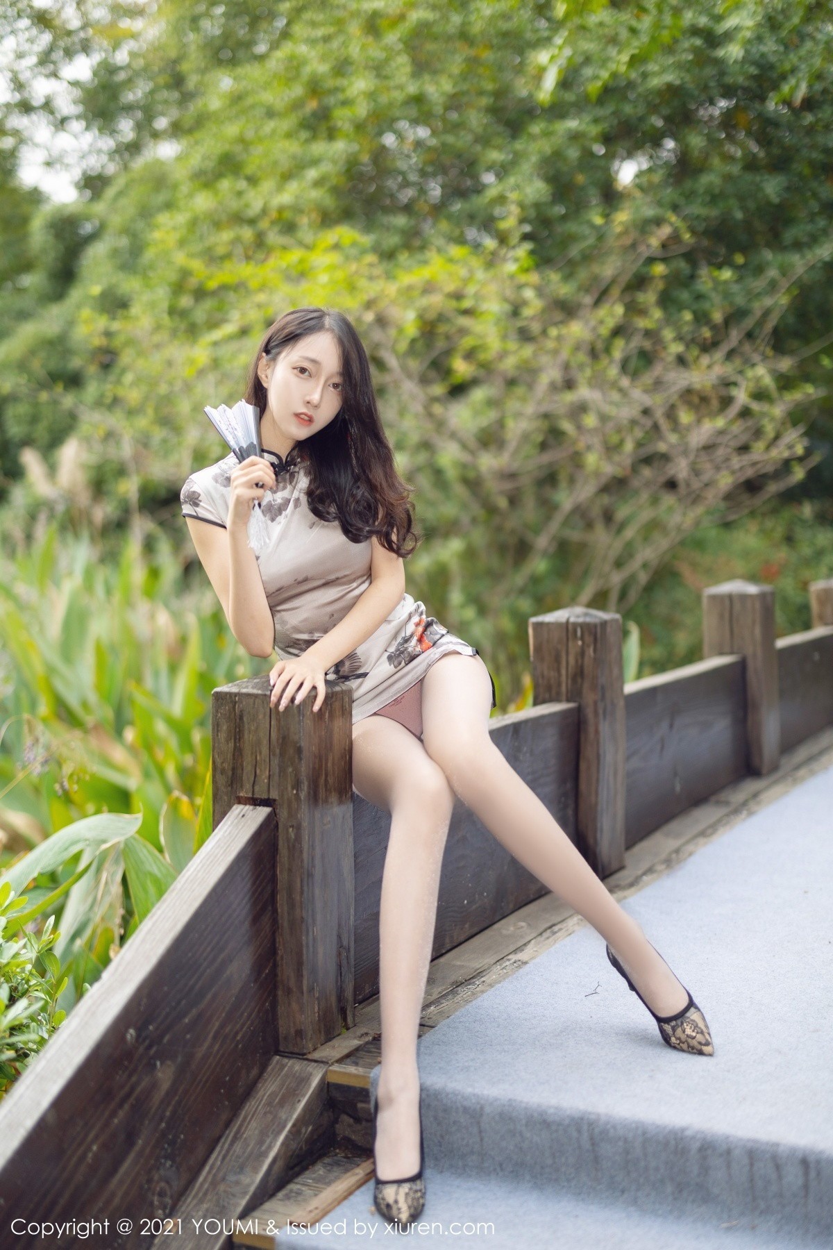 jpxgmn.cc[YouMi尤蜜荟]Vol.635_丽质美人玥儿玥er杭州旅拍户外古韵旗袍配肉丝裤袜诱惑写真49P