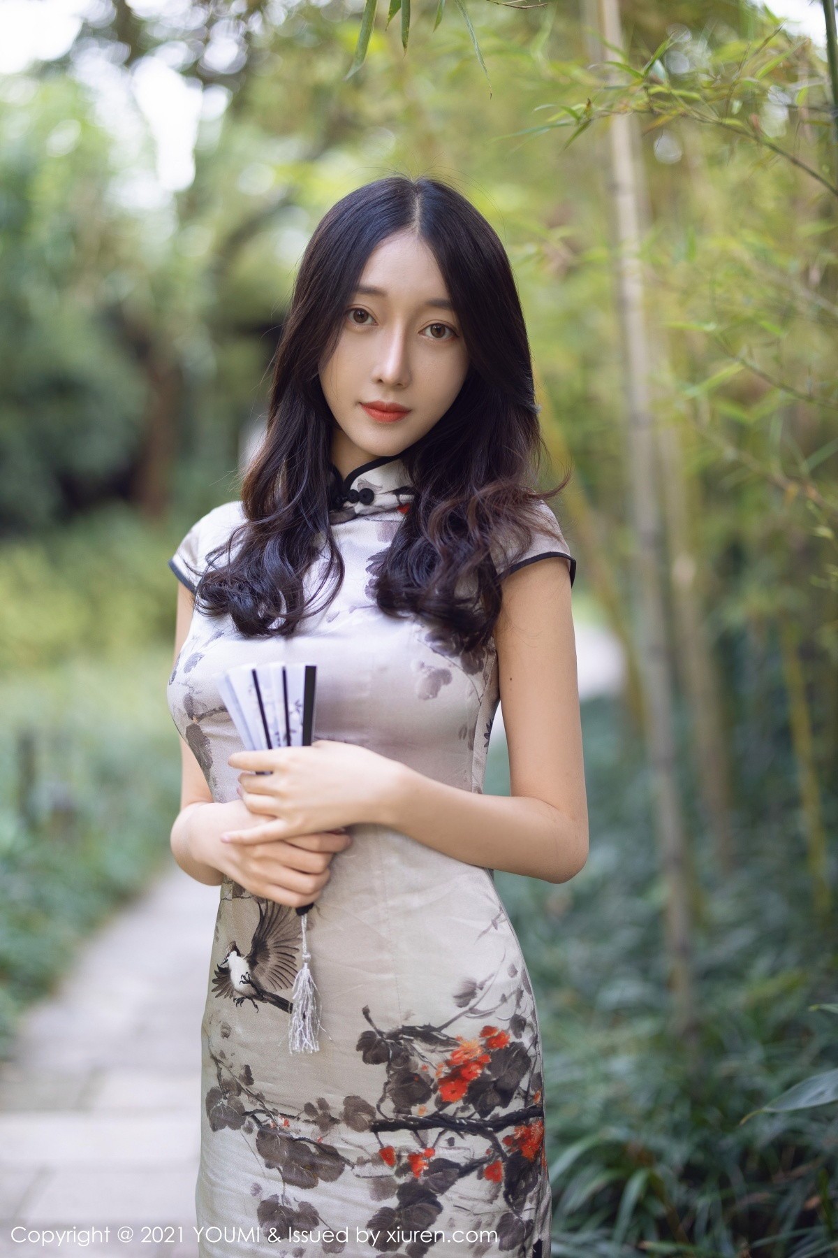 jpxgmn.cc[YouMi尤蜜荟]Vol.635_丽质美人玥儿玥er杭州旅拍户外古韵旗袍配肉丝裤袜诱惑写真49P