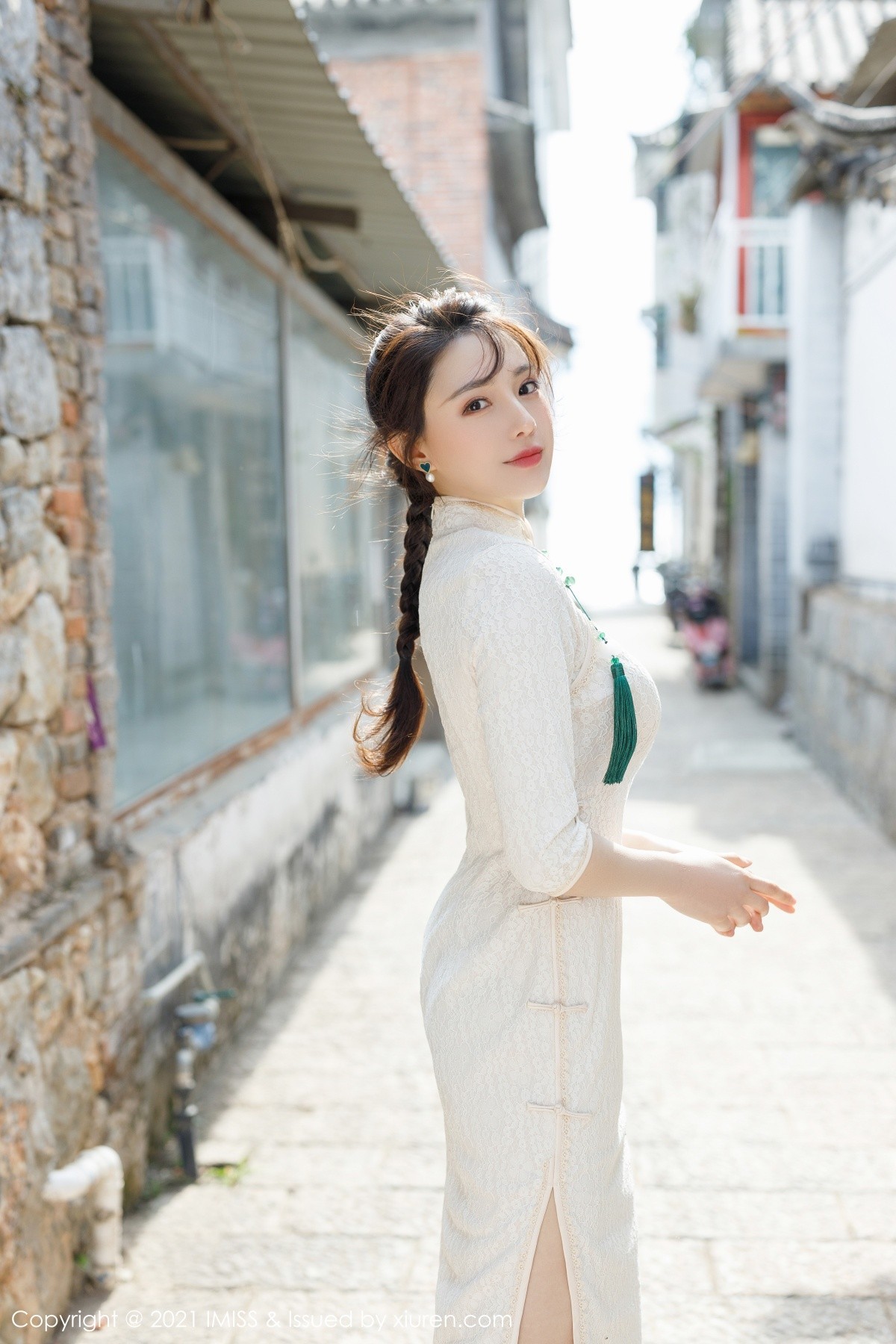 jpxgmn.cc[IMISS爱蜜社]Vol.586_气质女神Lynn刘奕宁户外街拍系列+私房薄纱裙秀美腿诱惑写真38P