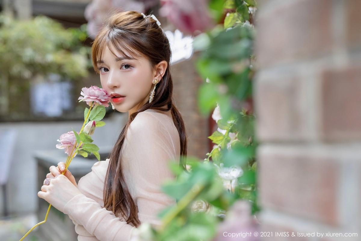 jpxgmn.cc[IMISS爱蜜社]Vol.586_气质女神Lynn刘奕宁户外街拍系列+私房薄纱裙秀美腿诱惑写真38P