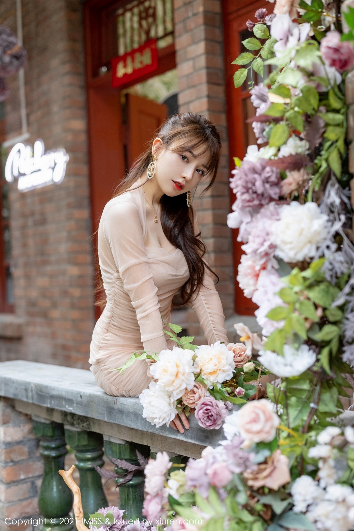 jpxgmn.cc[IMISS爱蜜社]Vol.586_气质女神Lynn刘奕宁户外街拍系列+私房薄纱裙秀美腿诱惑写真38P