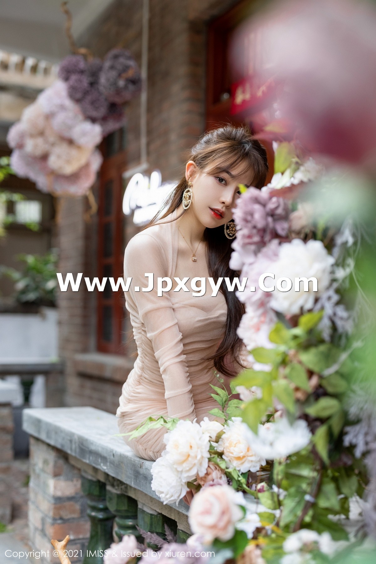 jpxgmn.cc[IMISS爱蜜社]Vol.586_气质女神Lynn刘奕宁户外街拍系列+私房薄纱裙秀美腿诱惑写真38P