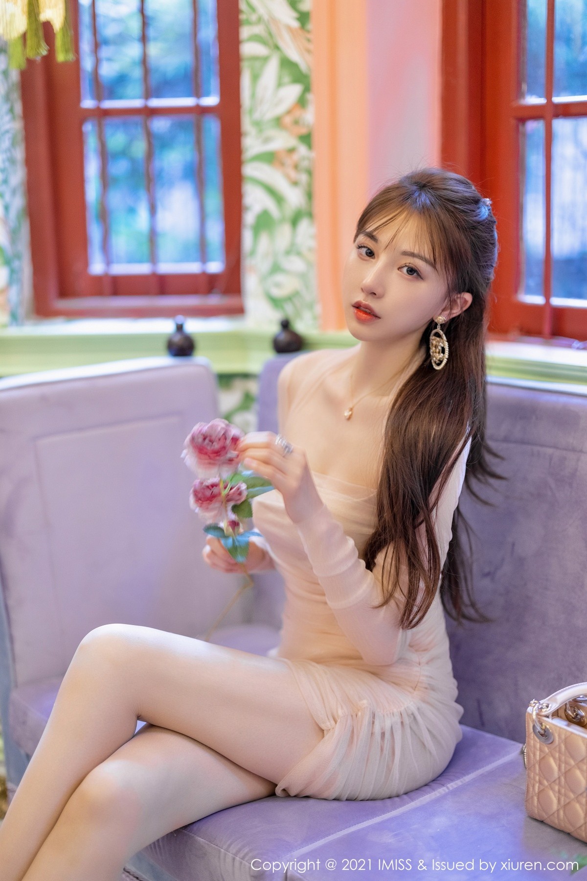 jpxgmn.cc[IMISS爱蜜社]Vol.586_气质女神Lynn刘奕宁户外街拍系列+私房薄纱裙秀美腿诱惑写真38P