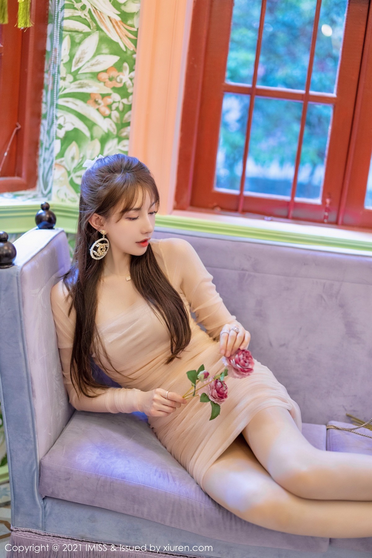 jpxgmn.cc[IMISS爱蜜社]Vol.586_气质女神Lynn刘奕宁户外街拍系列+私房薄纱裙秀美腿诱惑写真38P