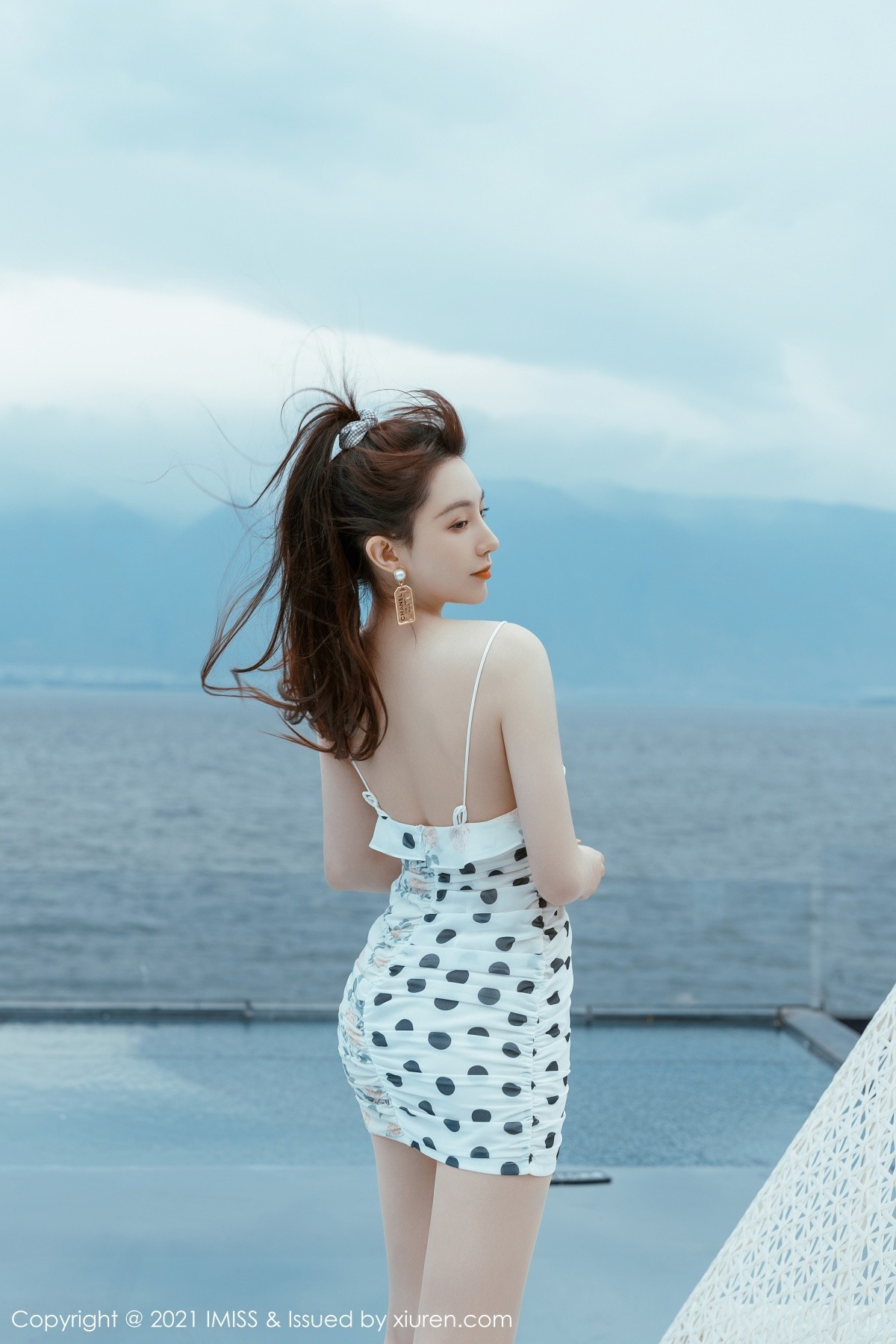 jpxgmn.cc[IMISS爱蜜社]Vol.586_气质女神Lynn刘奕宁户外街拍系列+私房薄纱裙秀美腿诱惑写真38P
