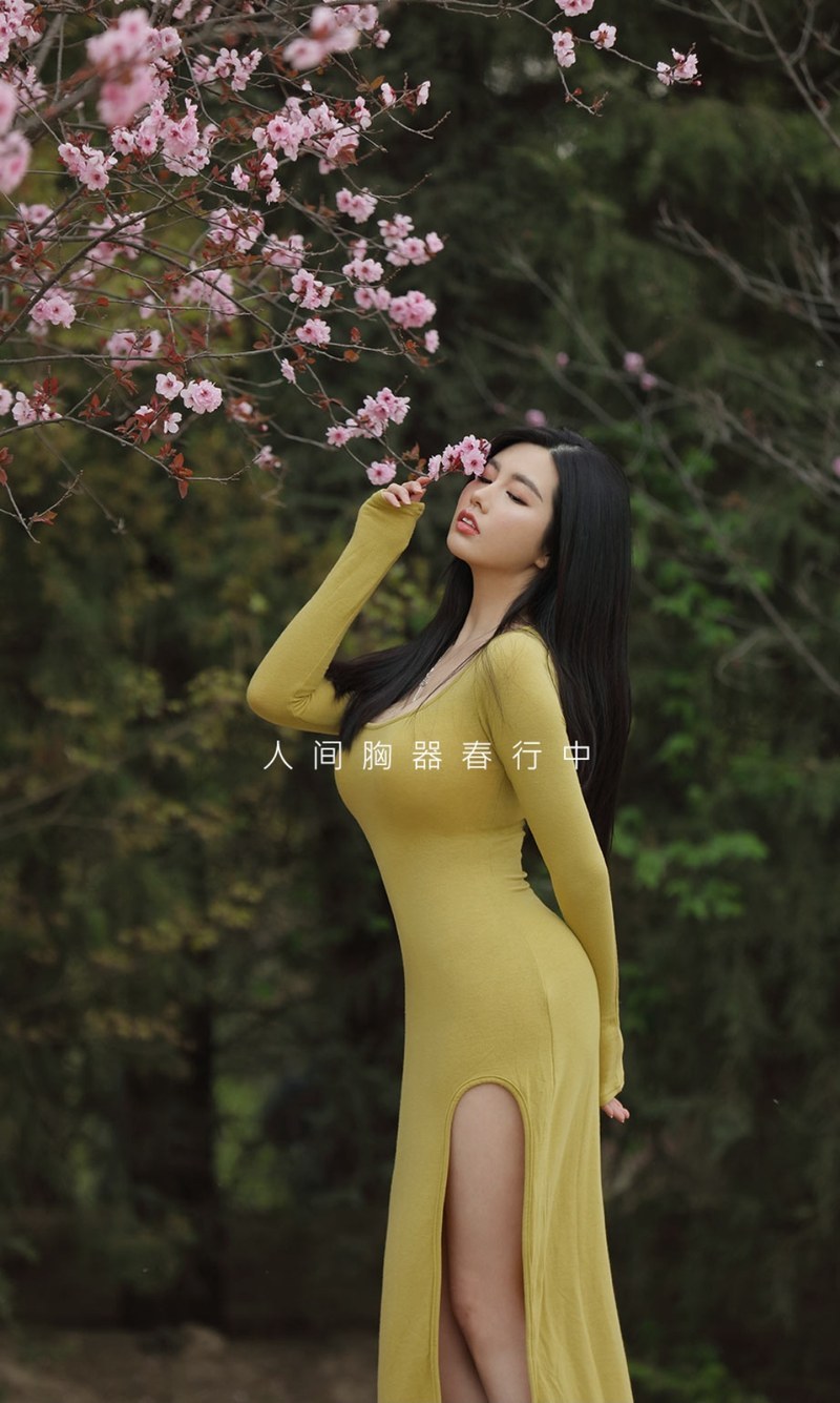 jpxgmn.cc[Ugirls爱尤物]No.2075_女神娜露户外花丛中紧身长裙低胸秀白嫩豪乳迷人诱惑写真35P