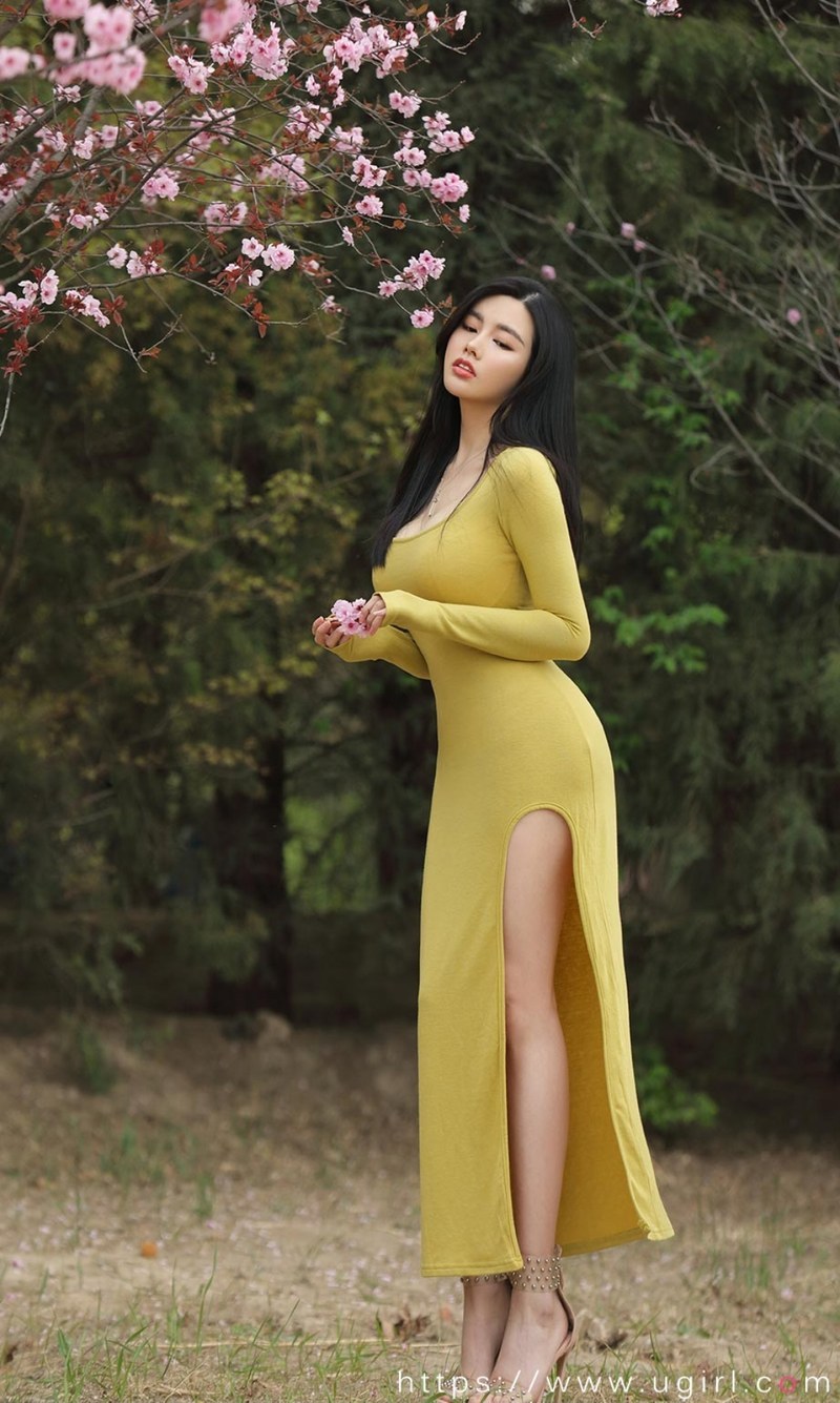 jpxgmn.cc[Ugirls爱尤物]No.2075_女神娜露户外花丛中紧身长裙低胸秀白嫩豪乳迷人诱惑写真35P